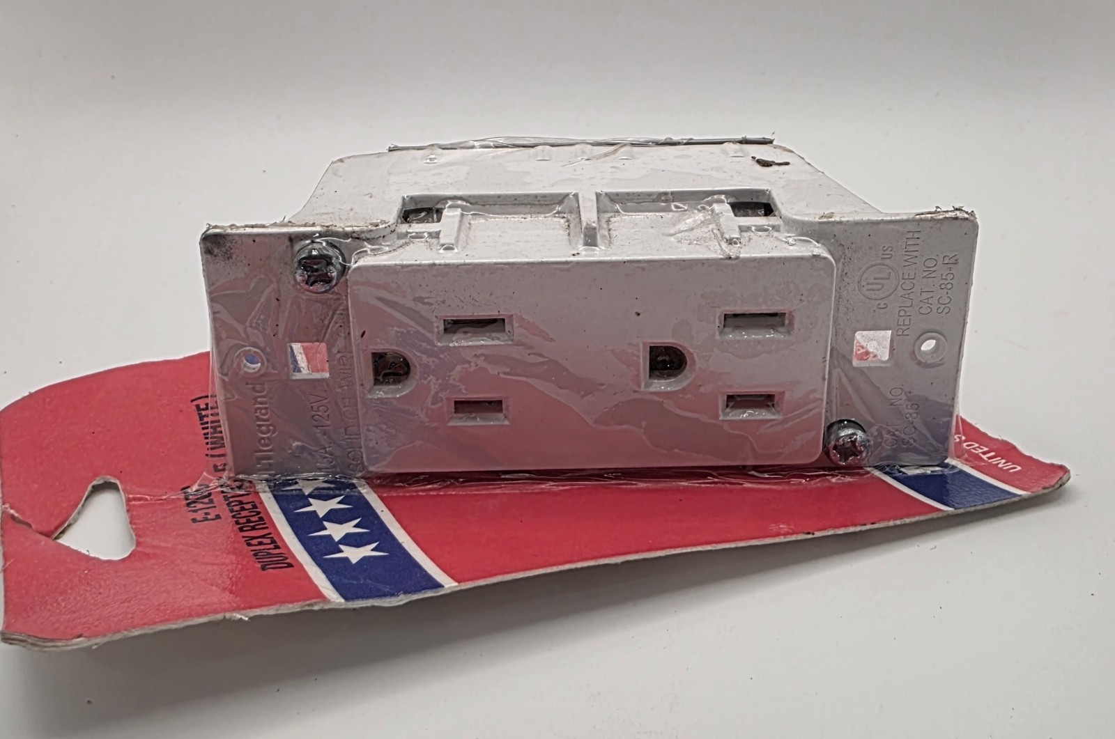 E-120C Duplex Receptacle White 15 AMP 120 V NEW in Package E-120C Duplex Receptacle White 15 AMP 120 V NEW in Package