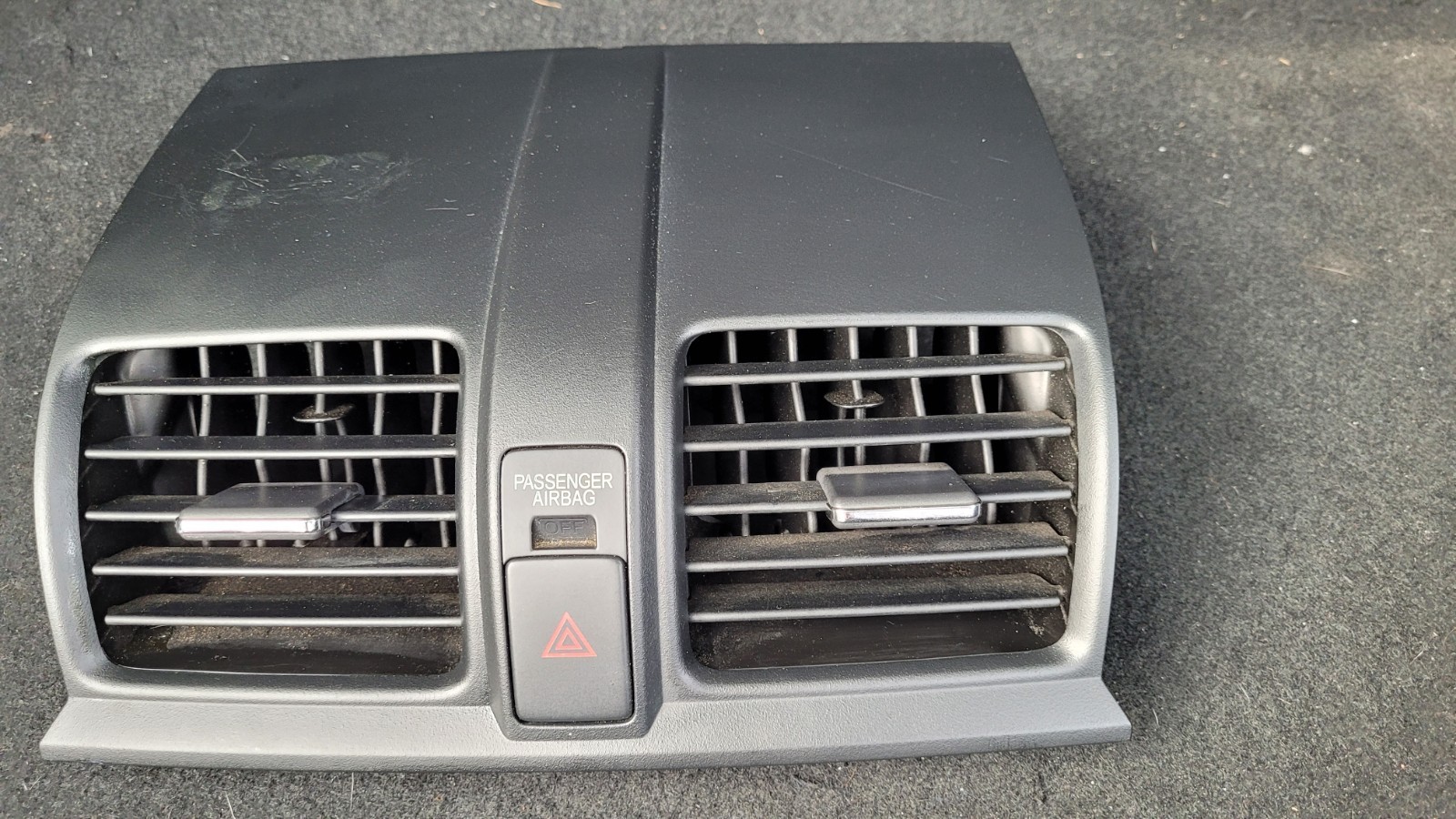 2007-2011 Honda CRV Center Dash Vents Trim OEM 2007-2011 Honda CRV Center Dash Vents Trim OEM