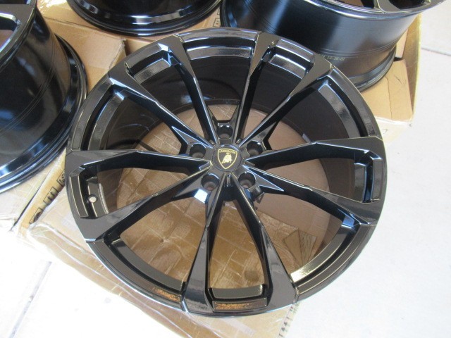 (4) LAMBORGHINI URUS OEM FACTORY BLACK 23\