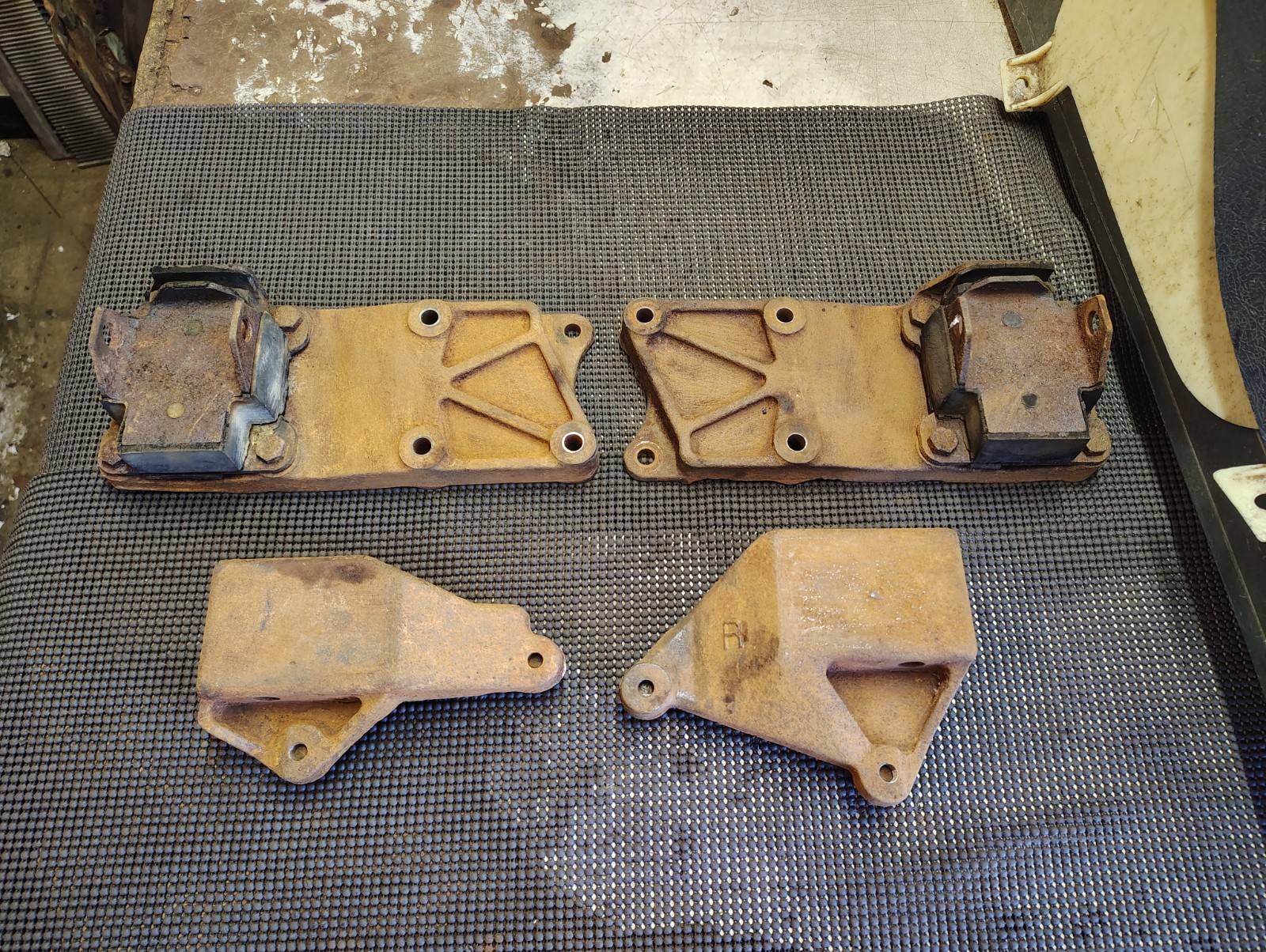 1965 66 Buick Skylark Gran Sport 401 Engine & Frame Motor Mount Pads 1372538 39