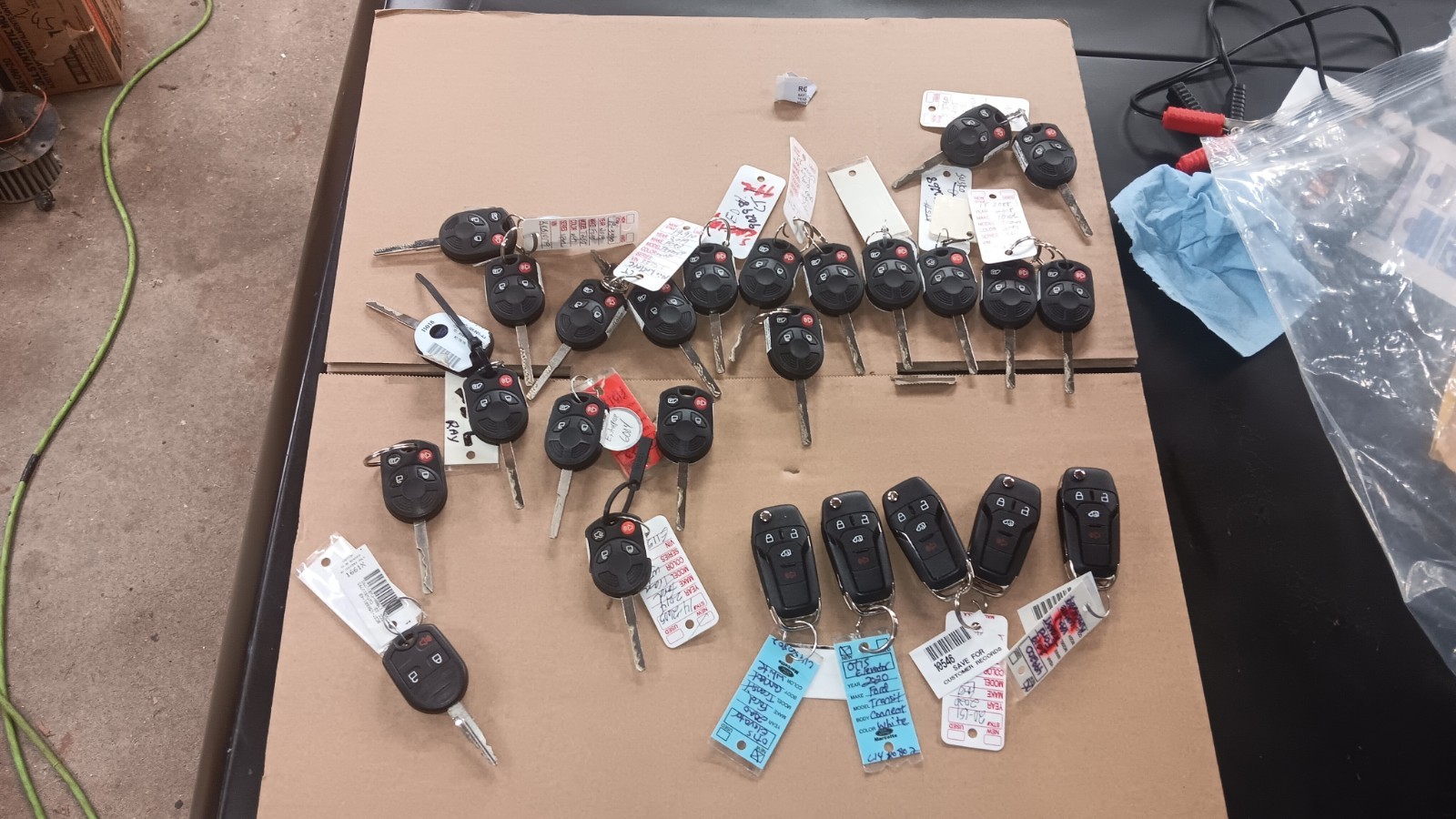 LOT OF 26 NEW OEM FORD KEYLESS ENTRY REMOTE KEY FOB LOT CUT KEY transit Van F150