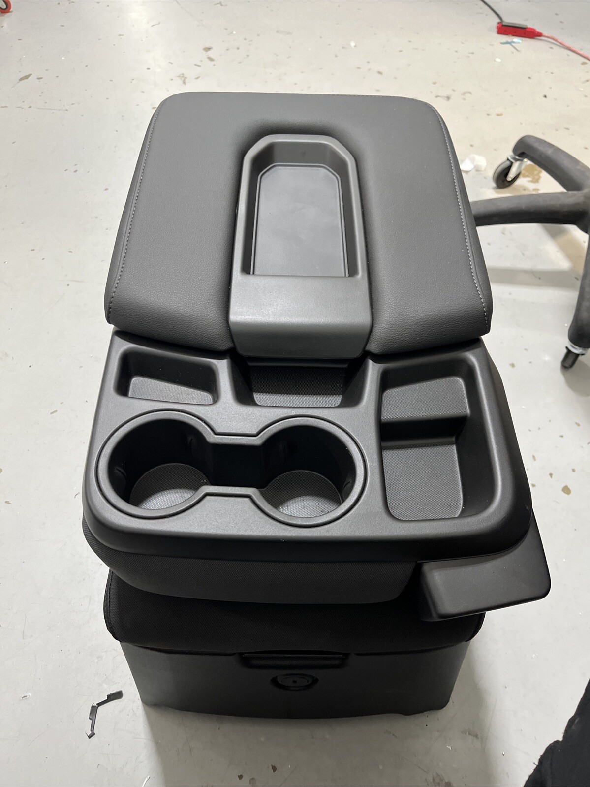 2019-26 Chevy Silverado Or Tahoe Center Console Seat with 2 storage Compartments 2019-26 Chevy Silverado Or Tahoe Center Console Seat with 2 storage Compartments