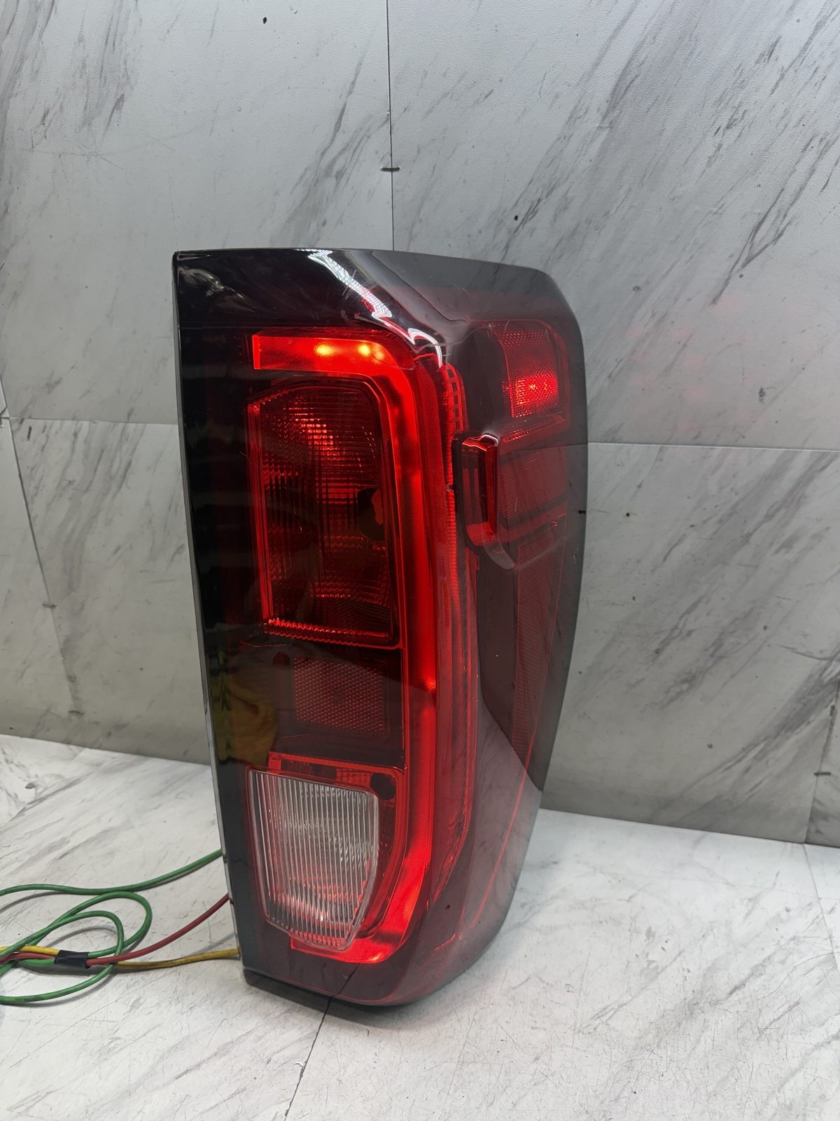 2019 2024 GMC SIERRA 1500 OUTER TAIL LIGHT OEM RIGHT SIDE HALOGEN LAMP 85603089