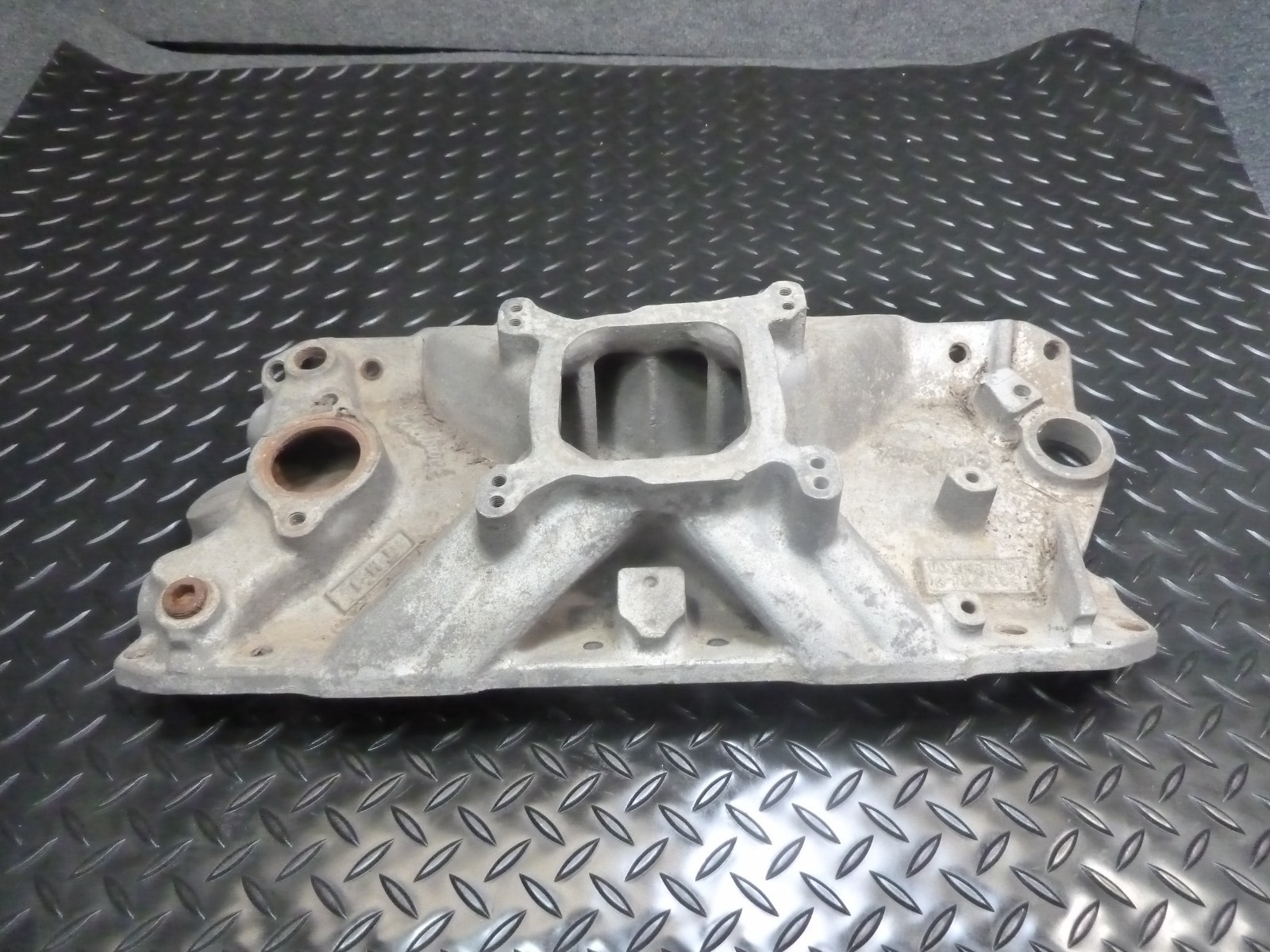 Edelbrock TM-1  Aluminum Intake Manifold SB Chevy Nostalgia Vintage Rod