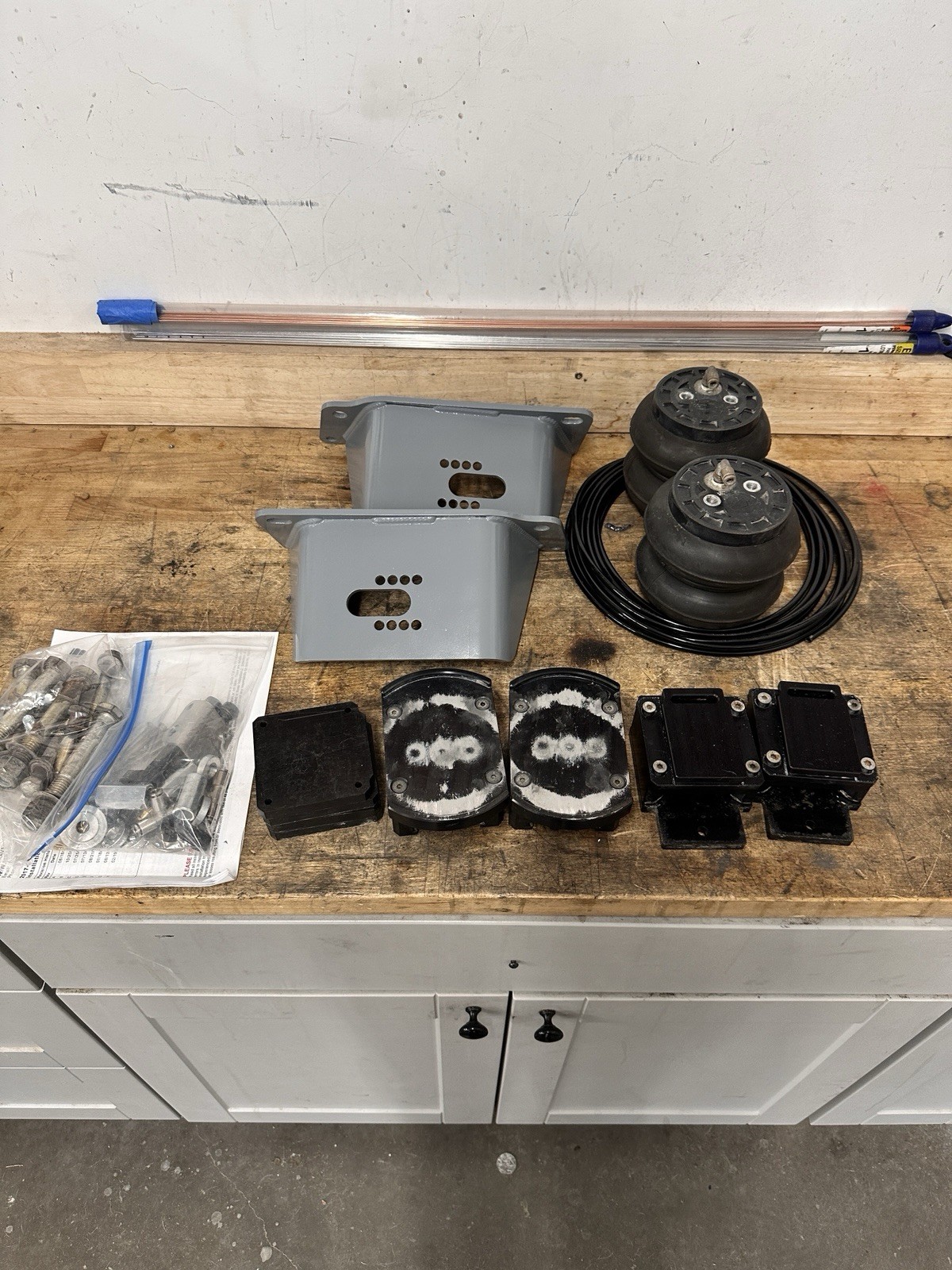 Full Travel Bags Ford F250/350 with Carli Level Height Leaf Springs Suspension Full Travel Bags Ford F250/350 with Carli Level Height Leaf Springs Suspension