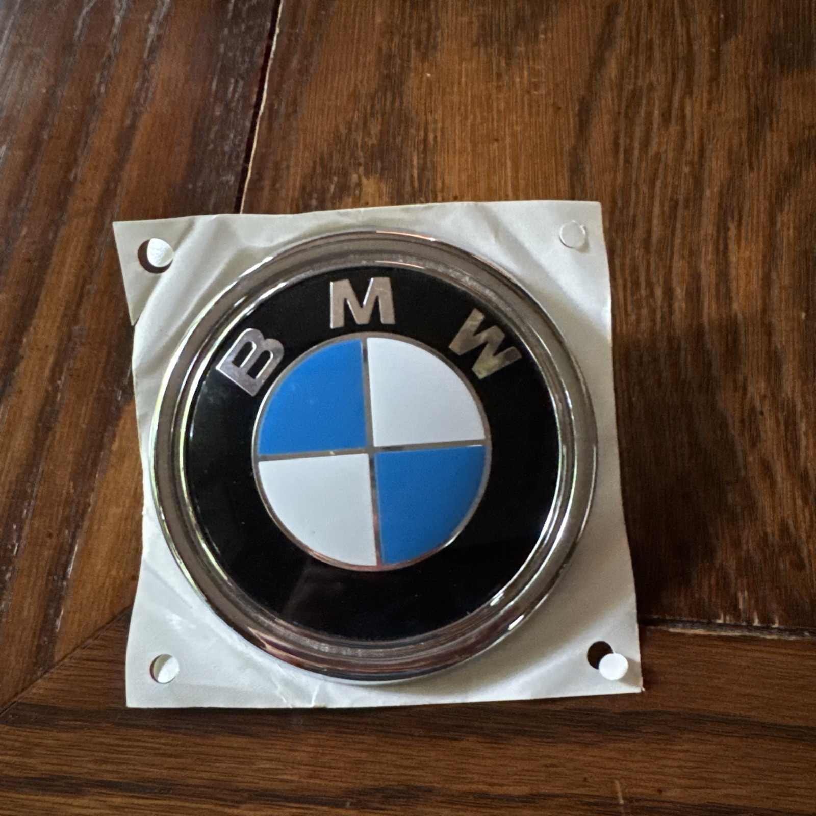 Genuine OEM BMW X5 E70 Rear Hatch Roundel Emblem 51147157696 2007-2013 Genuine OEM BMW X5 E70 Rear Hatch Roundel Emblem 51147157696 2007-2013