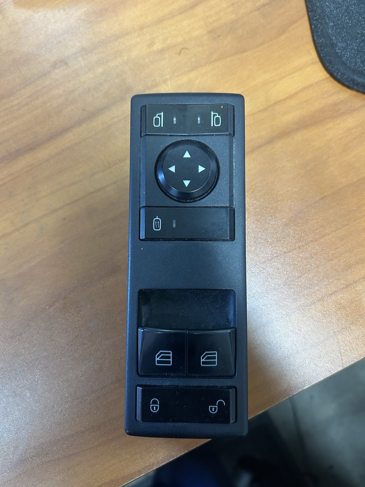 Freightliner Cascadia A66-09199-001 Door Panel Switch Freightliner Cascadia A66-09199-001 Door Panel Switch
