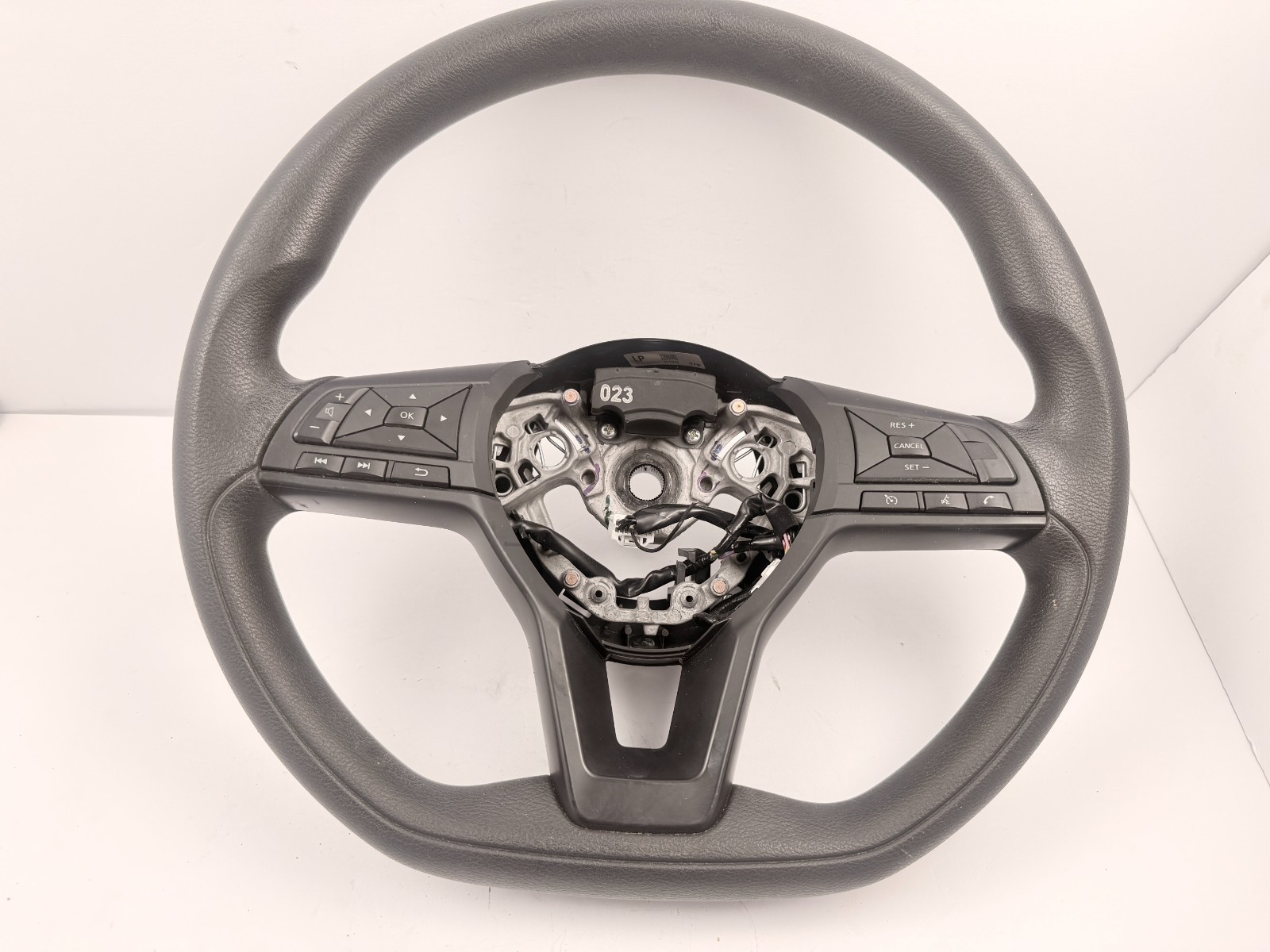 2019-2025 NISSAN ALTIMA STEERING WHEEL W/ AUDIO CRUISE CONTROL SWITCHES OEM 2019-2025 NISSAN ALTIMA STEERING WHEEL W/ AUDIO CRUISE CONTROL SWITCHES OEM