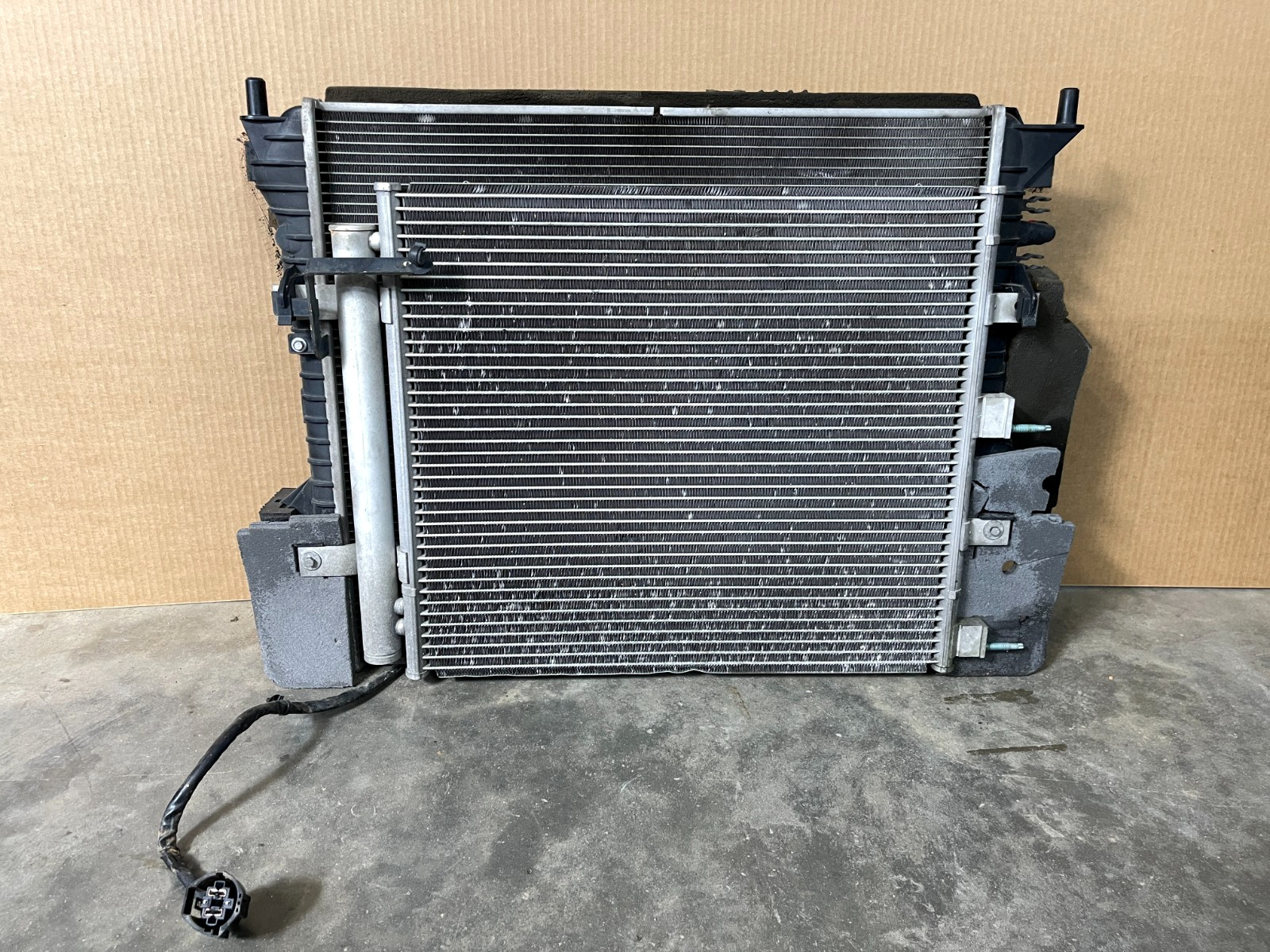 10-12 Jaguar XF 5.0 NA Condenser Engine Radiator Cooling Fan Shroud Assembly OEM