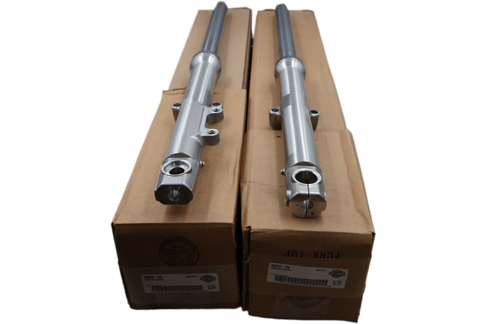 45947-04 45948-04 NEW OEM 2004-2005 HARLEY-DAVIDSON DYNA FXD/L FRONT FORKS SET