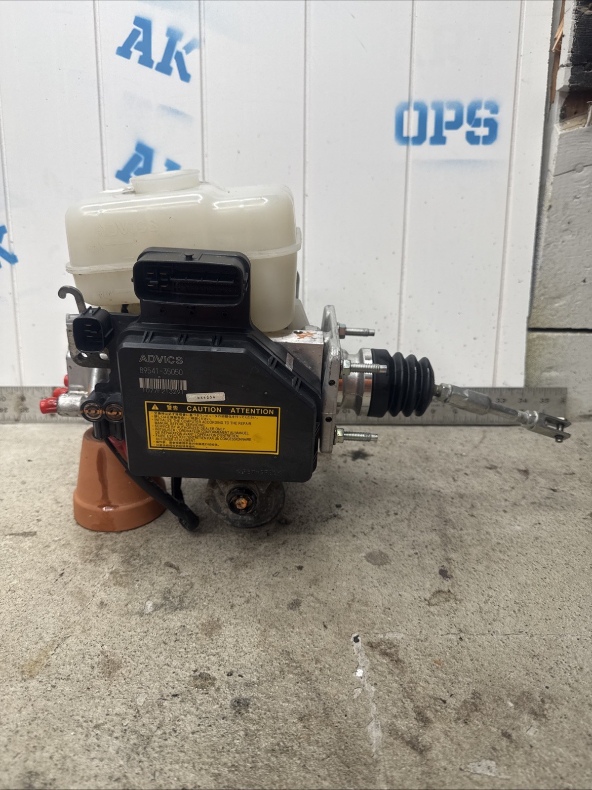 2005-2009 Toyota 4Runner 4.0L ABS Pump Master Cylinder 89541-35050 OEM 2005-2009 Toyota 4Runner 4.0L ABS Pump Master Cylinder 89541-35050 OEM