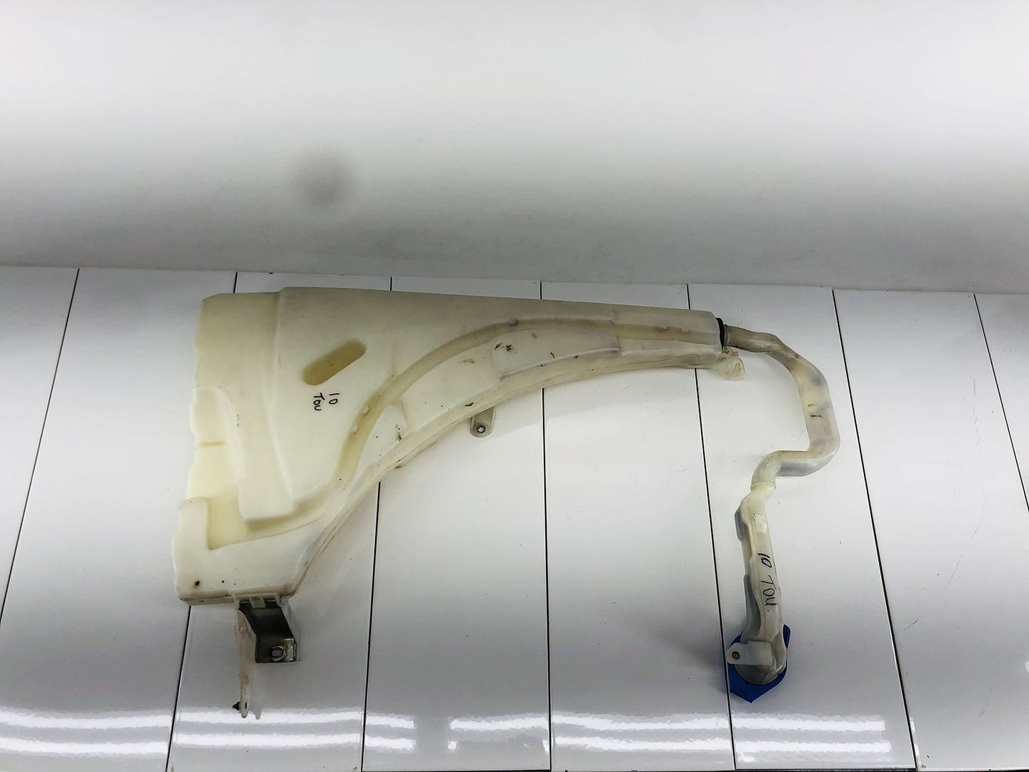 04-10 VOLKSWAGEN TOUAREG WINDSHIELD WIPER WASHER TANK RESERVOIR OEM