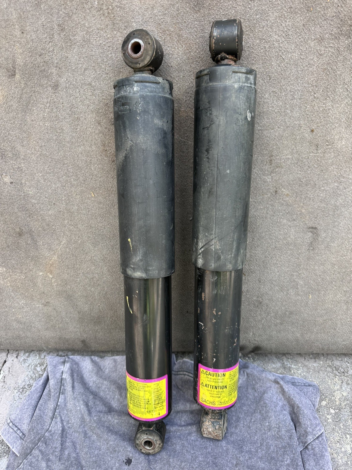 OEM 00-06 Chevy Suburban GMC Yukon XL 2WD SACHS Rear Shock TW4 15750655 TWO PAIR OEM 00-06 Chevy Suburban GMC Yukon XL 2WD SACHS Rear Shock TW4 15750655 TWO PAIR