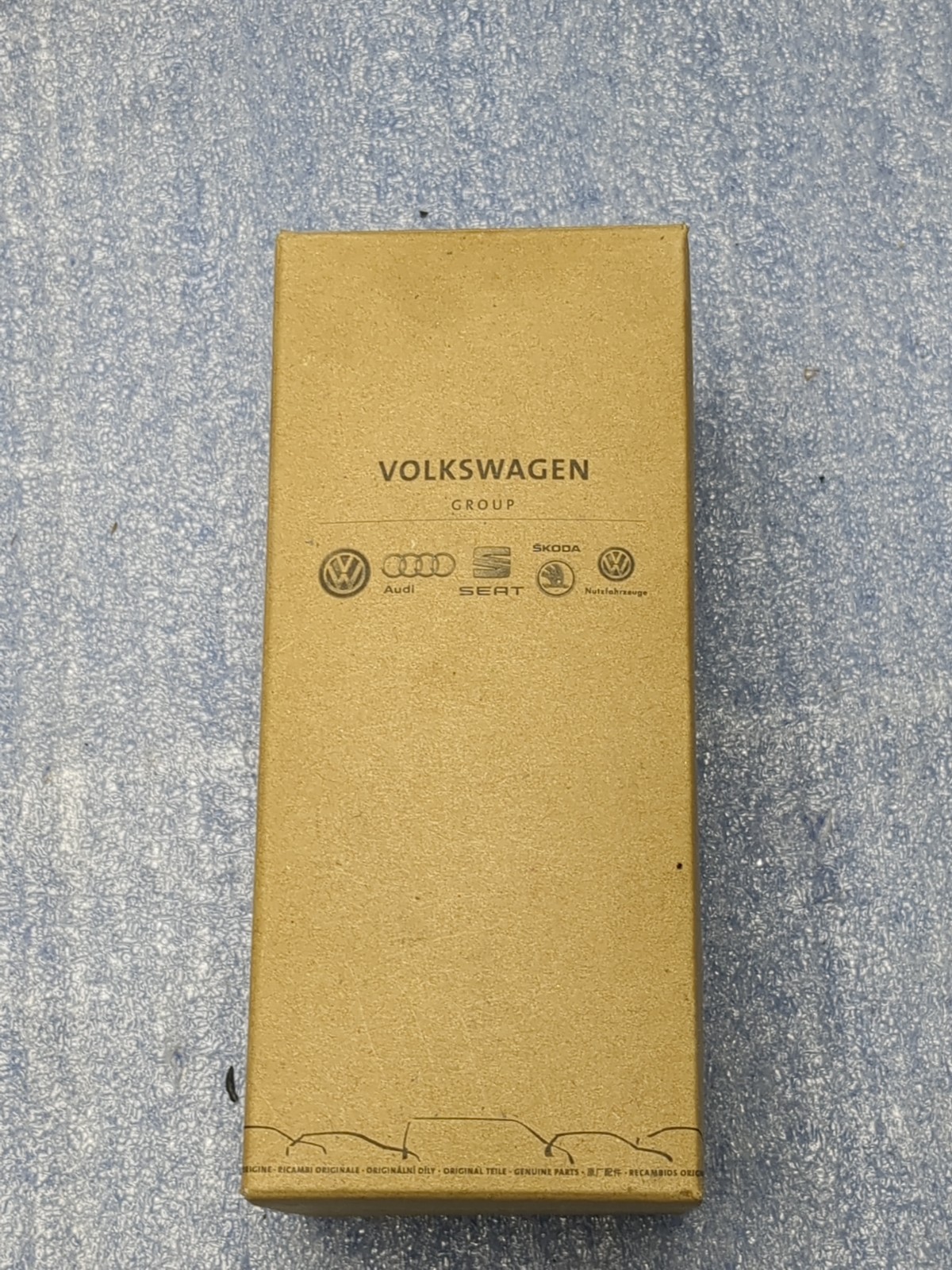 New Genuine Audi VW Engine Oil Filter Element OE 06E115562C (OEM NEW IN BOX) New Genuine Audi VW Engine Oil Filter Element OE 06E115562C (OEM NEW IN BOX)