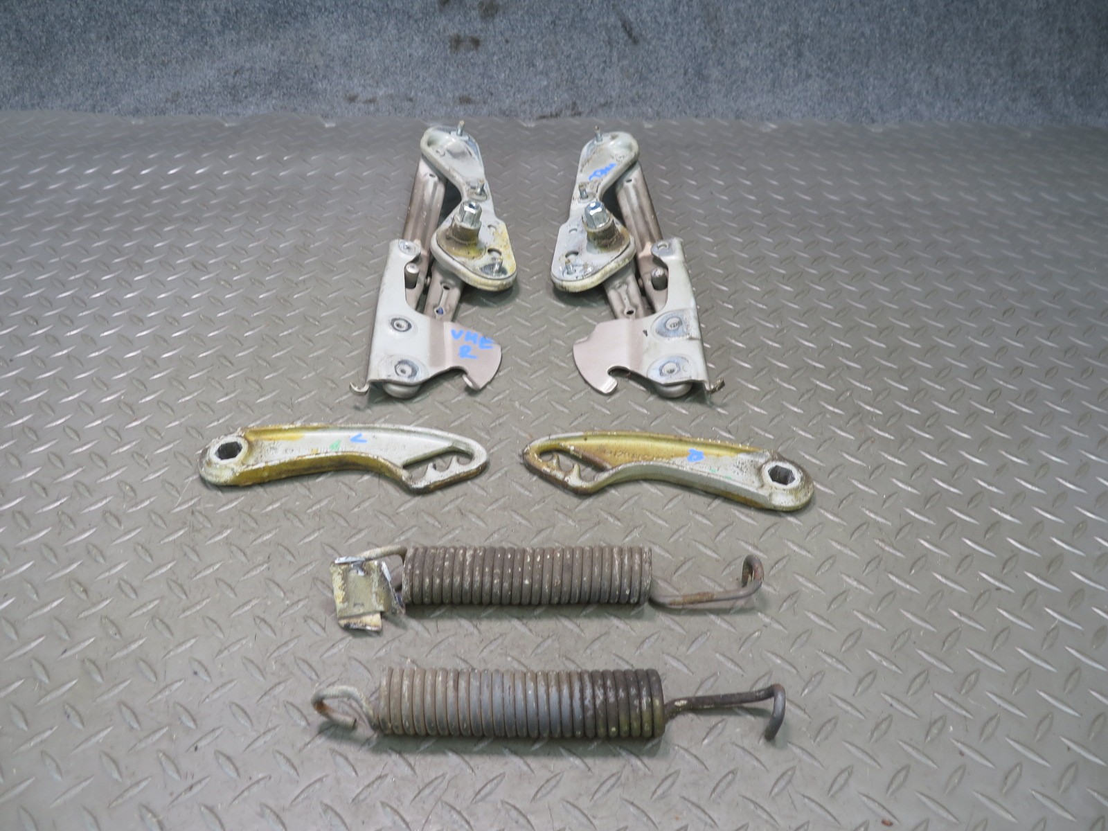 86-93 MERCEDES W124 FRONT LEFT & RIGHT HOOD HINGE SET OEM