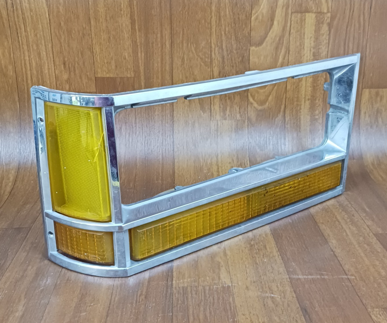 VINTAGE 1980-1987 FORD LTD CROWN VICTORIA HEADLIGHT BEZEL RIGHT RT #D9AB-15A428 VINTAGE 1980-1987 FORD LTD CROWN VICTORIA HEADLIGHT BEZEL RIGHT RT #D9AB-15A428