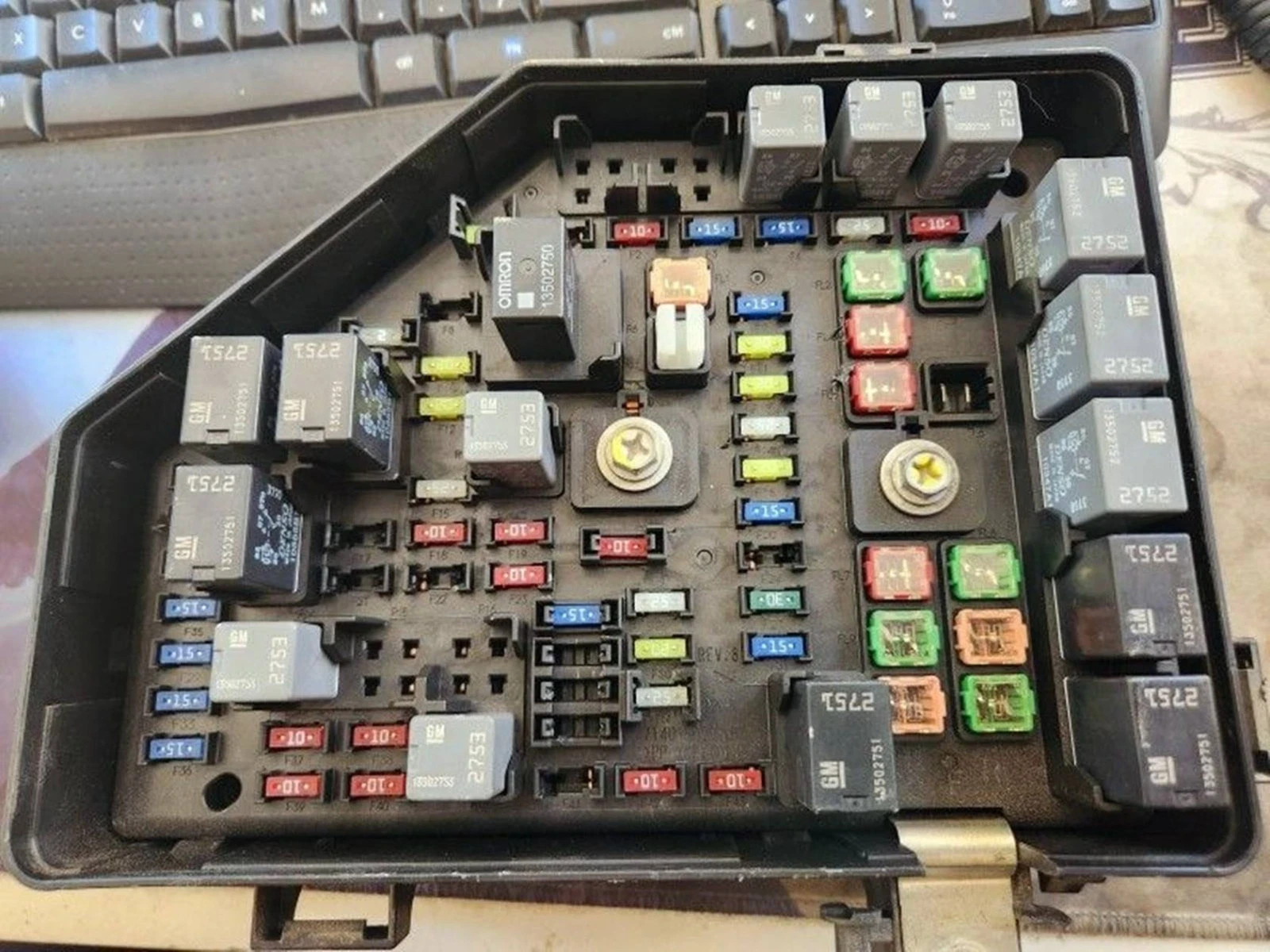 2010-2011 Buick Enclave Engine Fuse Box W/o Tow Package OEM