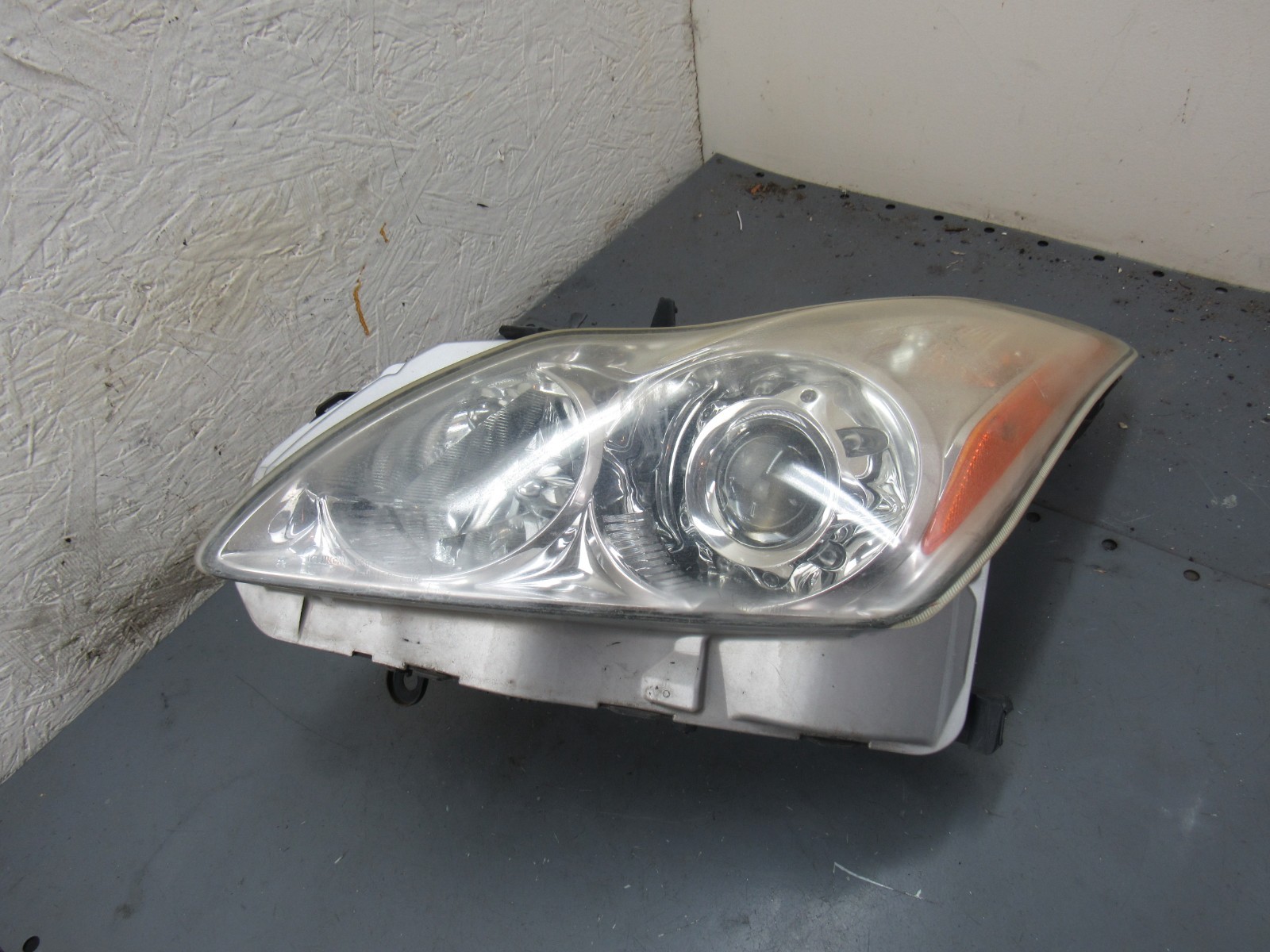 2008-2009 Infiniti G37 Headlight Xenon HID Left Driver OEM 2008-2009 Infiniti G37 Headlight Xenon HID Left Driver OEM