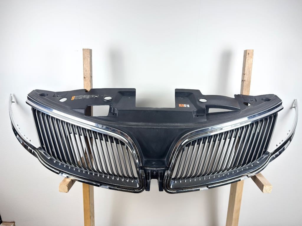 13-16 Lincoln MKS Full Grille Assembly LH RH Grille And Plastic Mount Panel