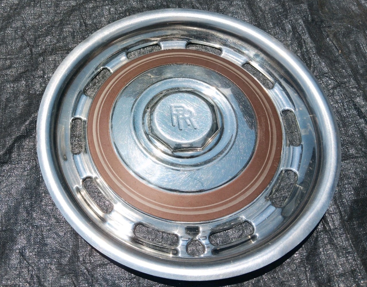 One hub cap for Rolls Royce One hub cap for Rolls Royce