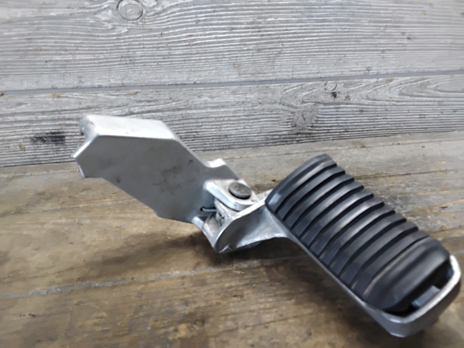 1998 KAWASAKI CONCOURS  RIGHT FRONT FOOT PEG BRACKET IH-726 