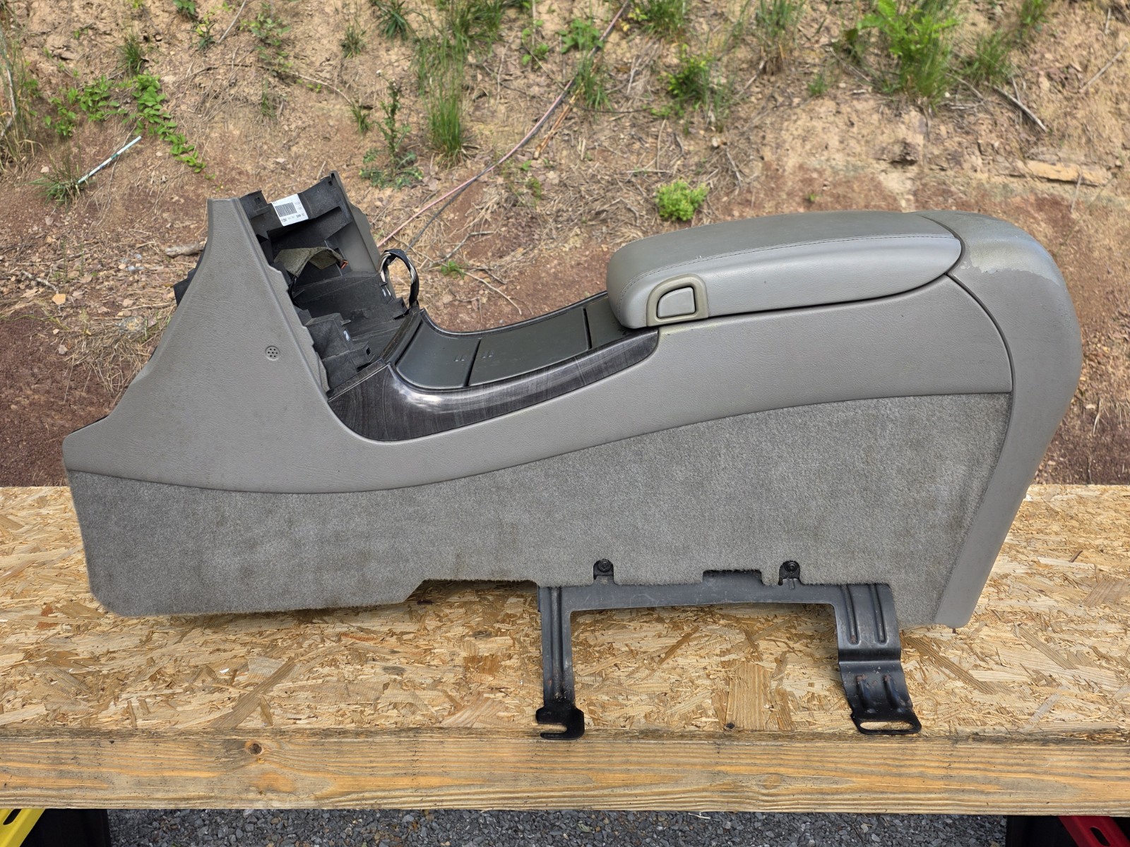 03-06 GMC Yukon Denali  Center Console Complete OEM Grey/Gray