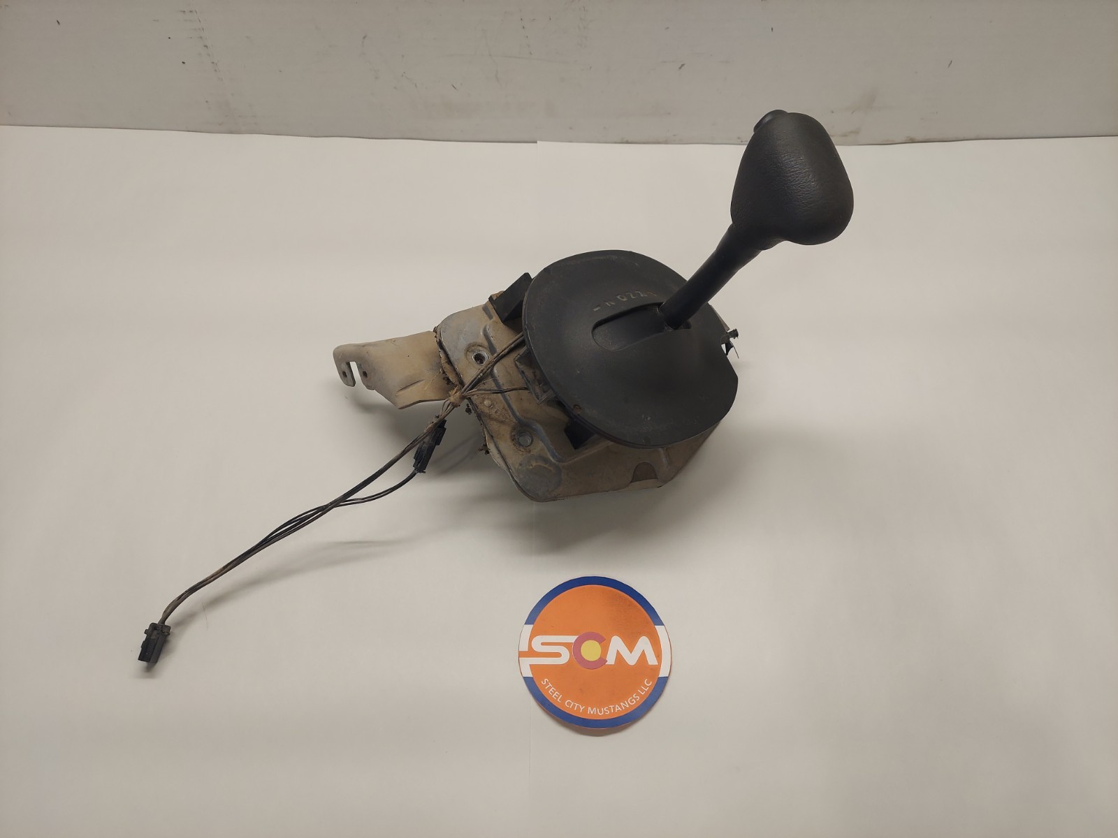 1996-2004 MUSTANG OEM AUTOMATIC TRANSMISSION GEAR SHIFTER 97 98 99 2000 01 02 03 1996-2004 MUSTANG OEM AUTOMATIC TRANSMISSION GEAR SHIFTER 97 98 99 2000 01 02 03