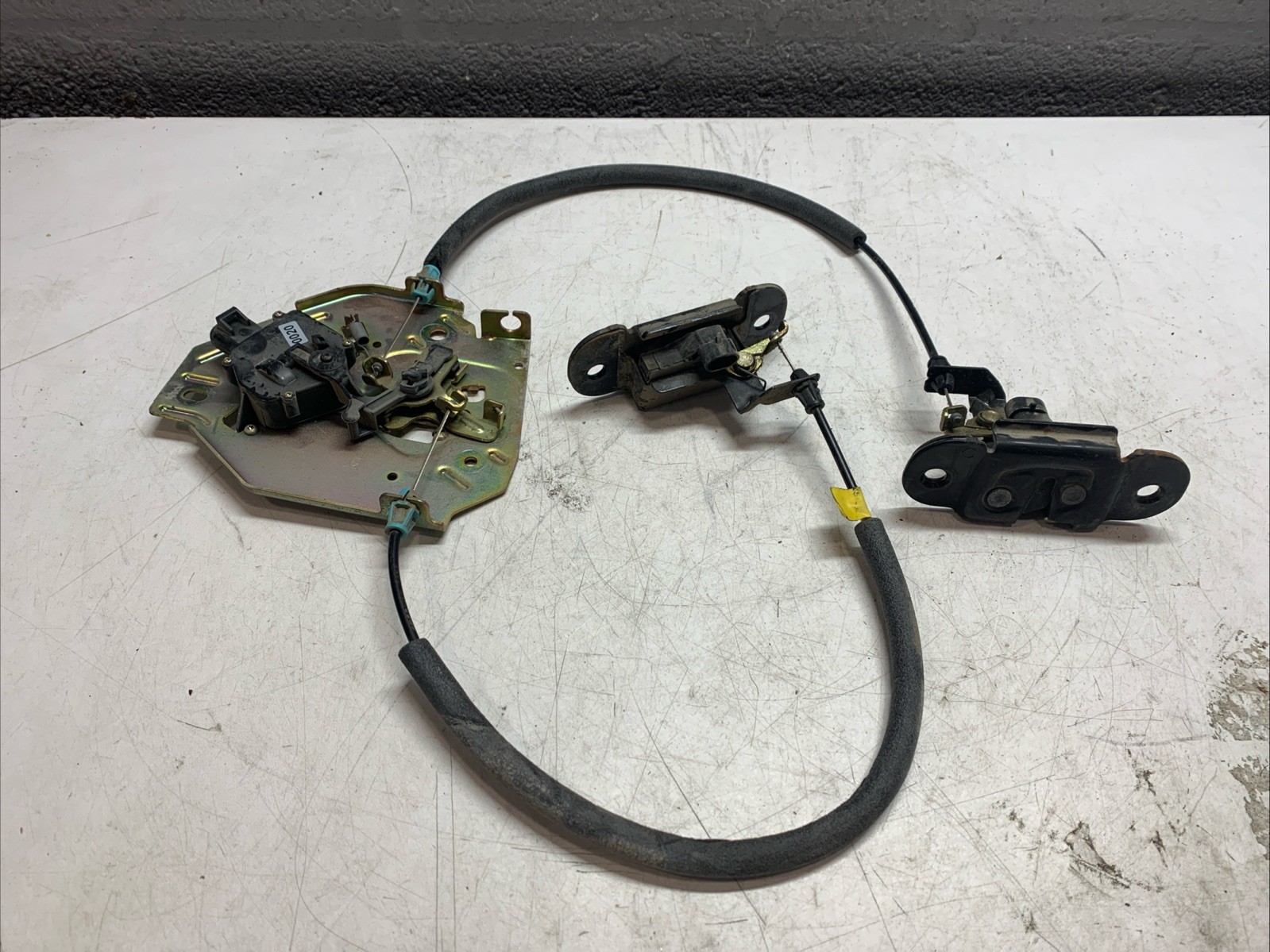 03-09 Hummer H2 Rear Tailgate Decklid Trunk Lock Latch Assembly OEM Factory WTY 03-09 Hummer H2 Rear Tailgate Decklid Trunk Lock Latch Assembly OEM Factory WTY