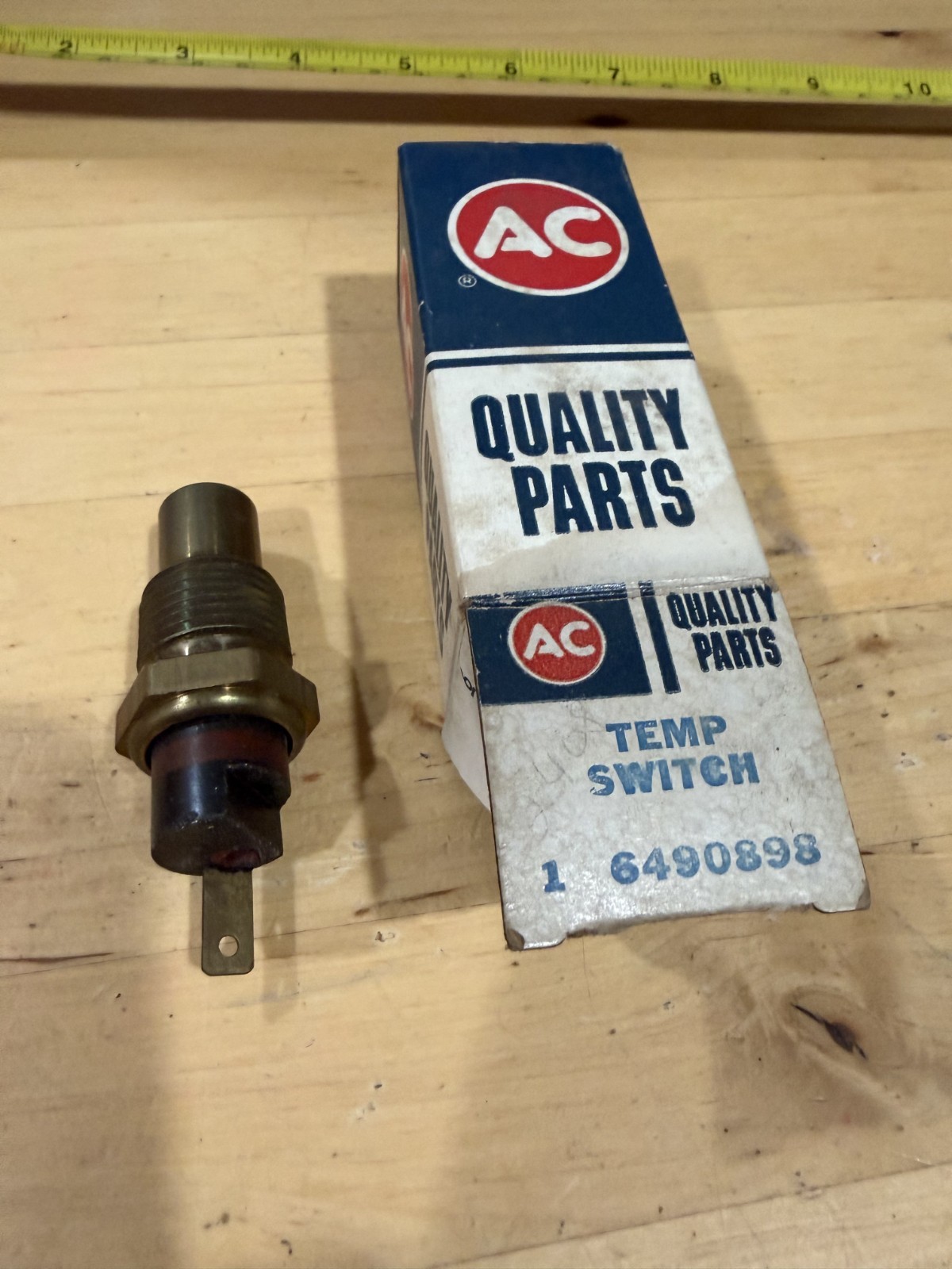 NOS 1973-74 Pontiac V8 engine temp sensor GM# 6490898 (discontinued) NOS 1973-74 Pontiac V8 engine temp sensor GM# 6490898 (discontinued)