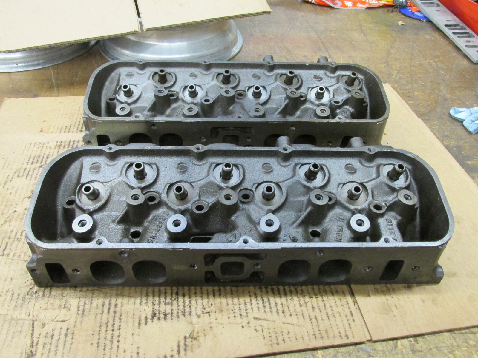 1969 BBC Big Block Chevy 396 Oval Port Heads 3933148 148 B-10-9 B-11-9