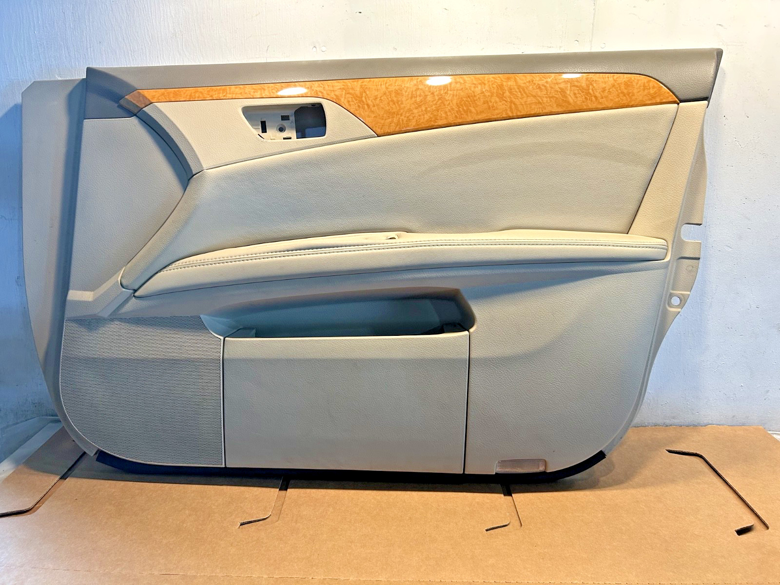 2005-2010 Toyota Avalon LMTD, Front Right Door Trim Panel, 67610-33B61-B2