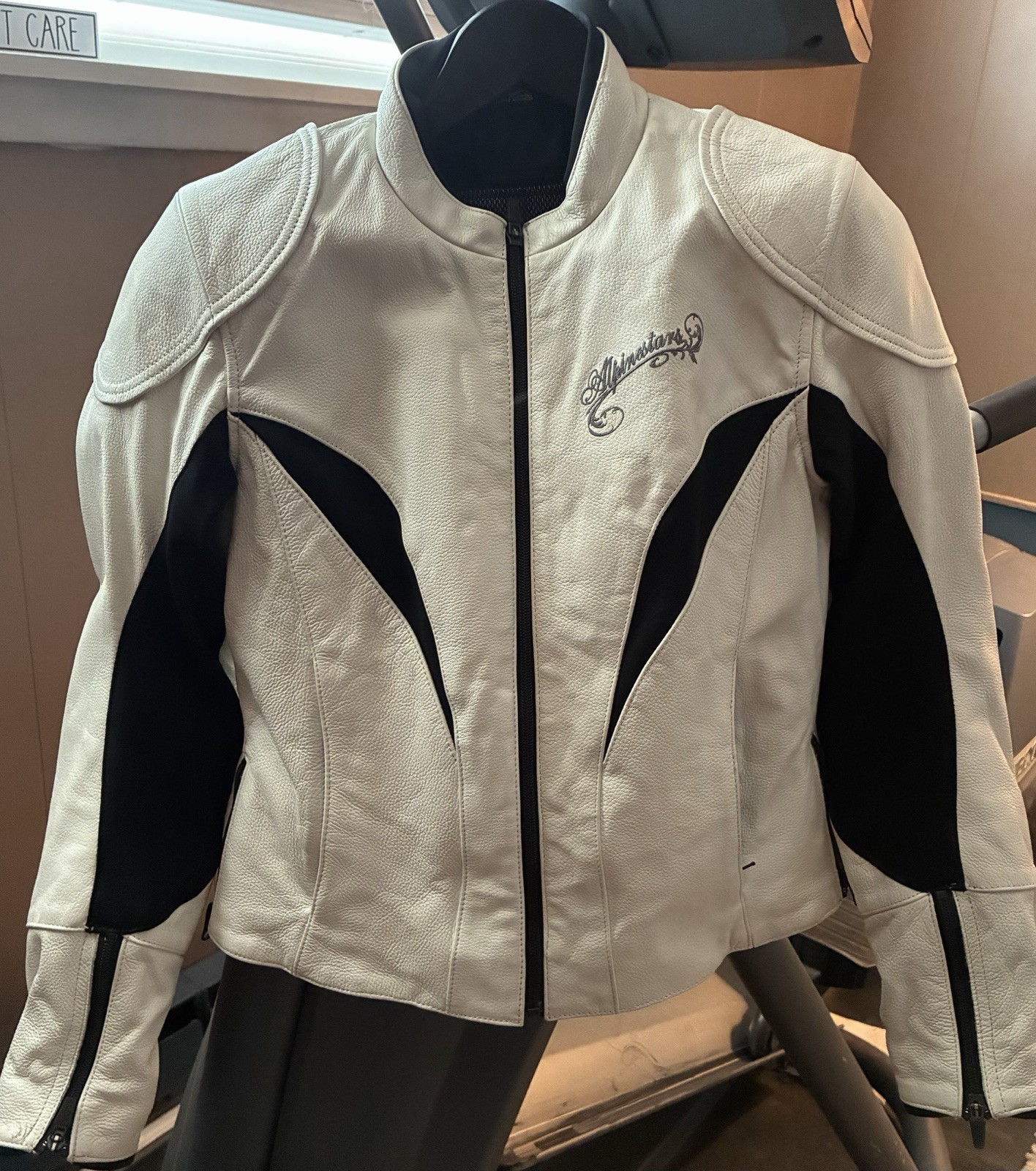 Alpinestars Women’s Motorcycle Jacket with matching gloves. Size small