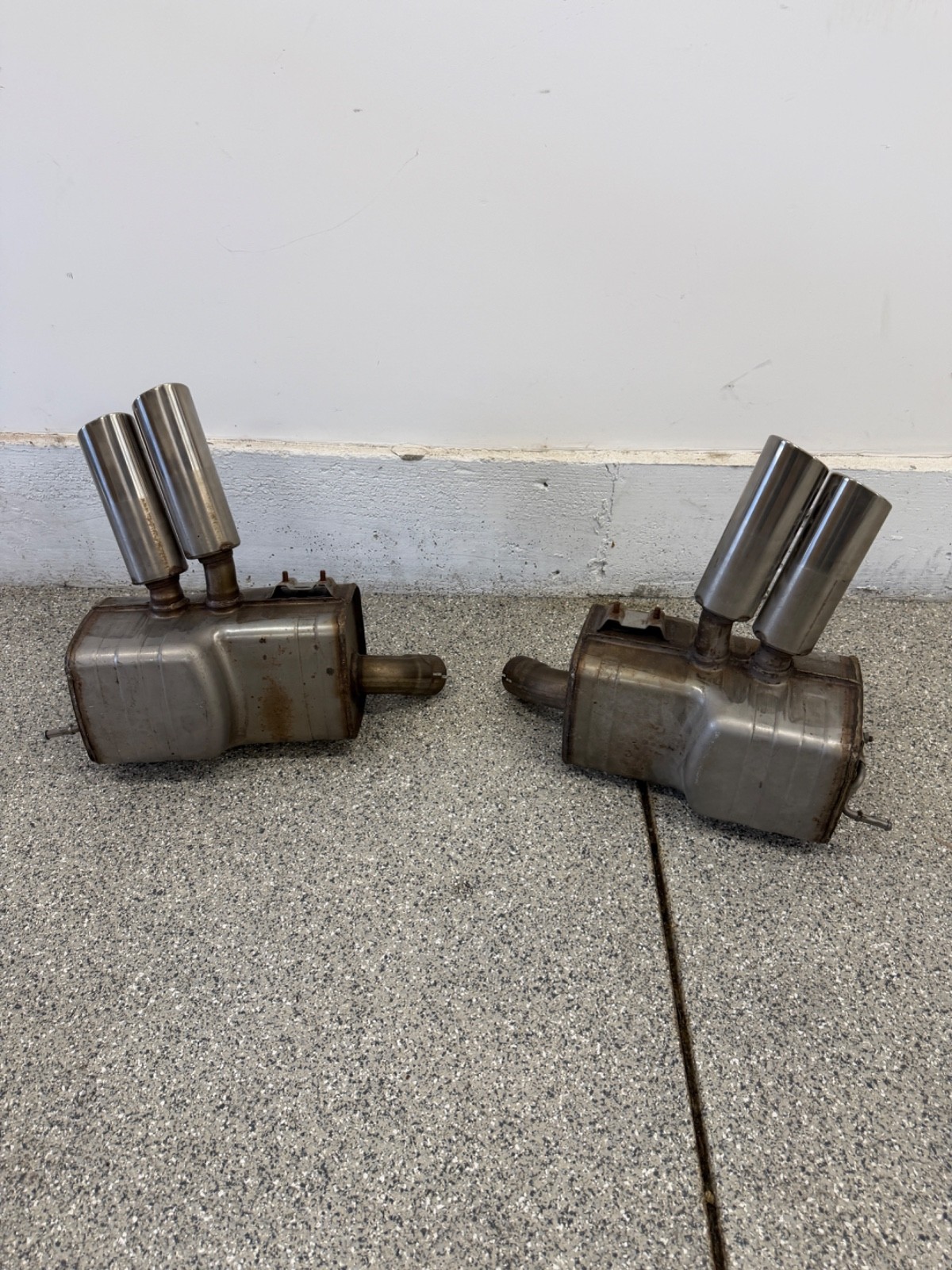 02-07 Maserati M138 Coupe 4200 Exhaust Muffler Quad Tips Left and Right OEM 02-07 Maserati M138 Coupe 4200 Exhaust Muffler Quad Tips Left and Right OEM