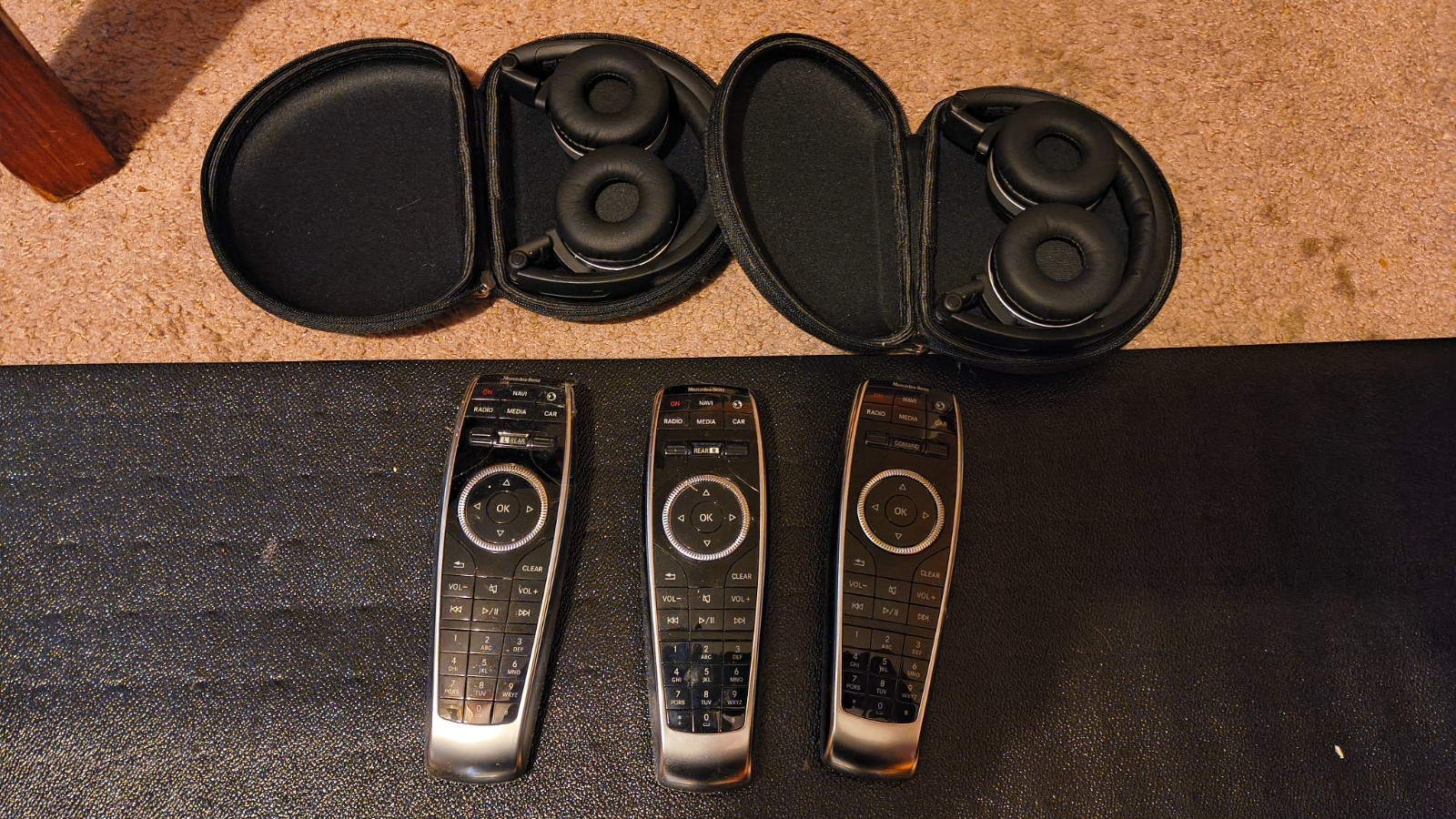 2014-2018 MERCEDES BENZ 2 HEADPHONES 3 DVD REMOTE CONTROLS COMPLETE SET OEM ✳️ 2014-2018 MERCEDES BENZ 2 HEADPHONES 3 DVD REMOTE CONTROLS COMPLETE SET OEM ✳️