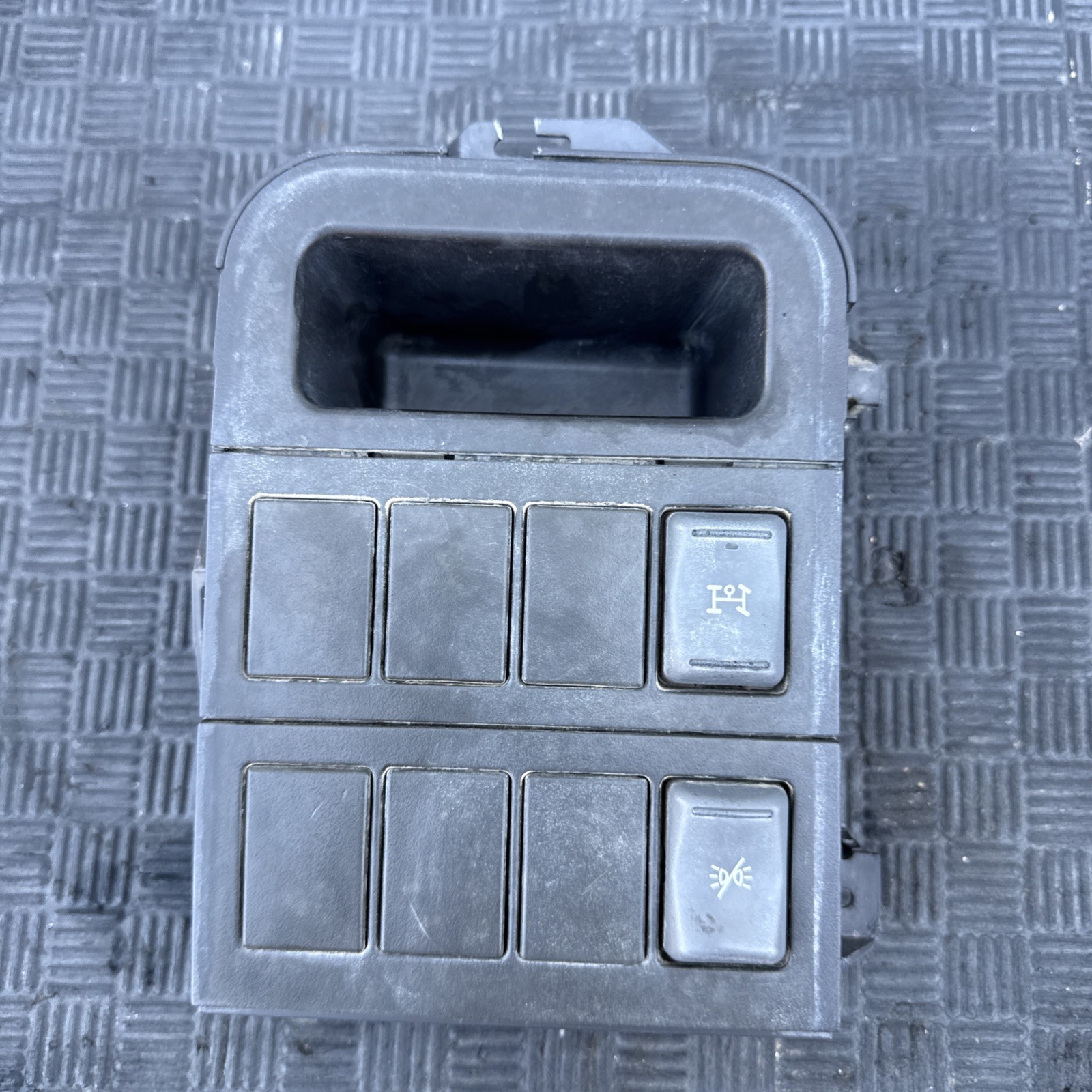 2003-2009 Chevrolet GMC C4500 C6500 Kodiak Dashboard Switch Panel OEM 15010652 2003-2009 Chevrolet GMC C4500 C6500 Kodiak Dashboard Switch Panel OEM 15010652