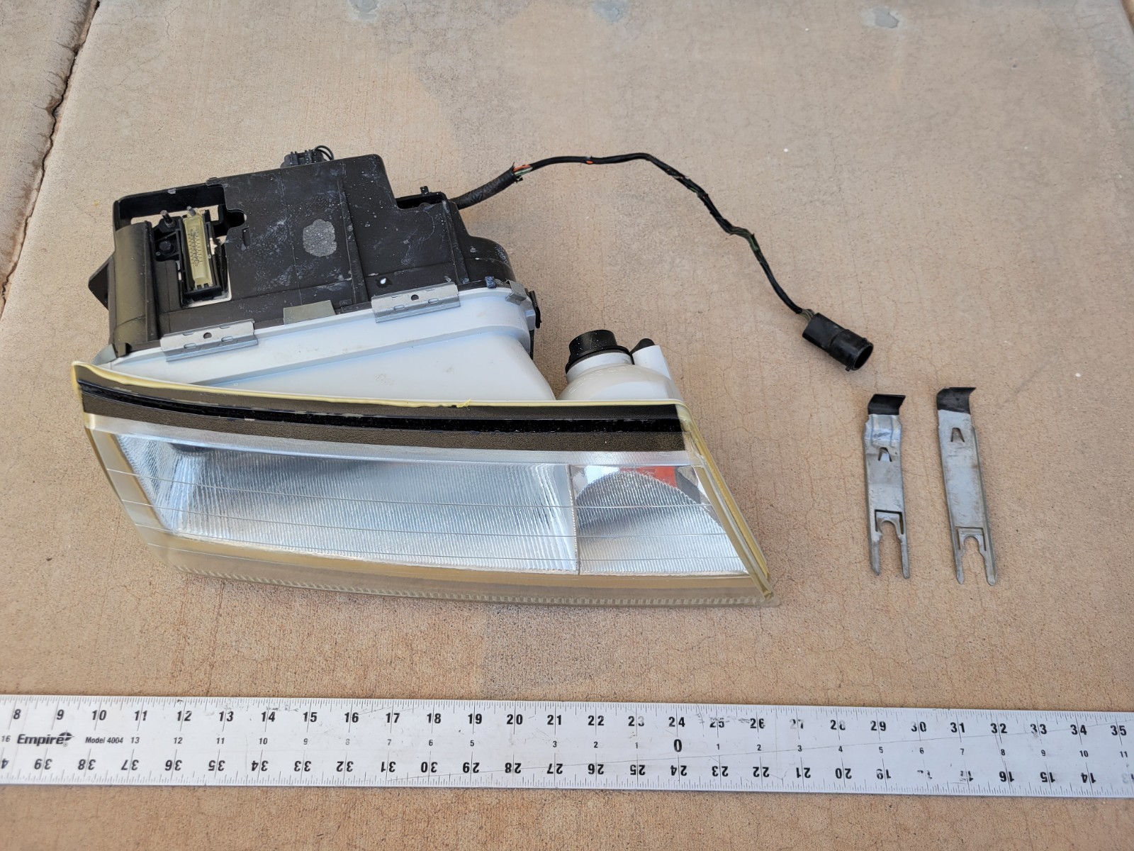 NICE 1995-1997 Lincoln Continental Passenger Headlight F50B-13005 Clips Harness