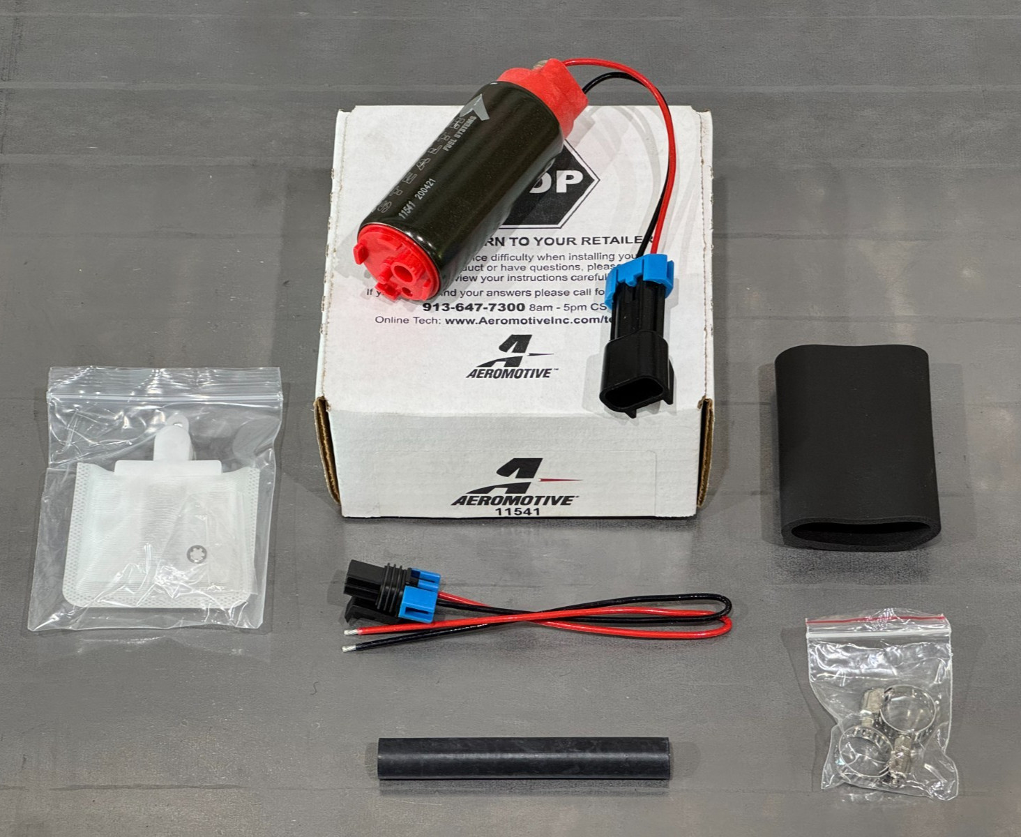 Aeromotive Electric Fuel Pump 11541 / Stealth 340 LPH Black/Red, Offset/Offset