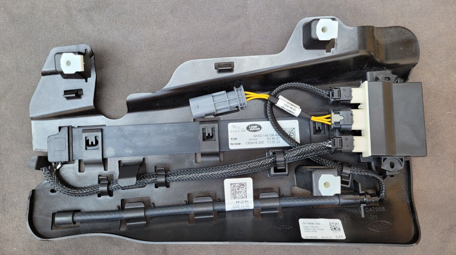 LAND ROVER RANGE ROVER TAILGATE LEFT HANDS FREE SENSOR & BRACKET OEM '12-'21 LAND ROVER RANGE ROVER TAILGATE LEFT HANDS FREE SENSOR & BRACKET OEM '12-'21