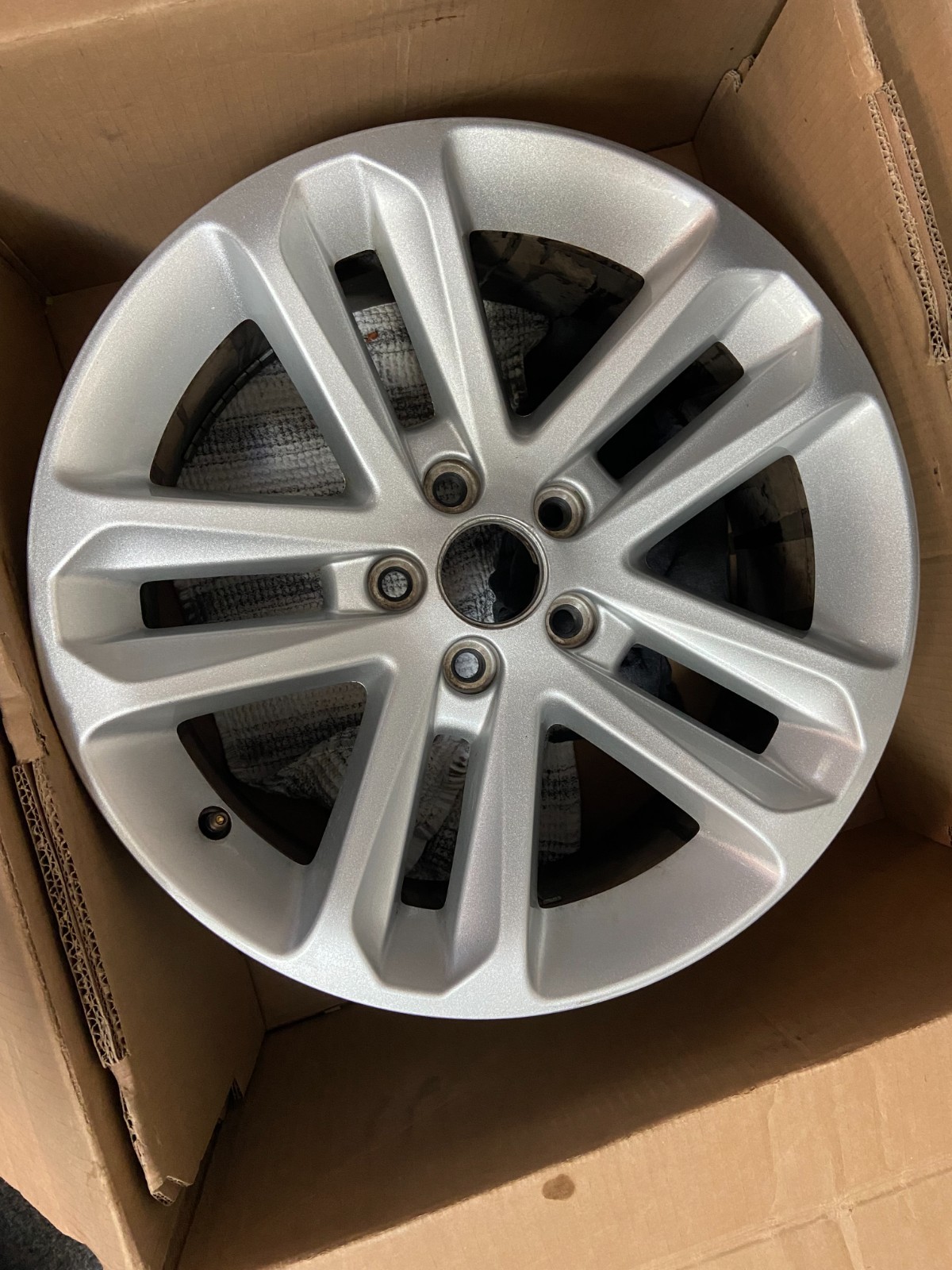 Genuine OEM Wheel For 2011-2017 Ford Explorer 18 Inch Painted Silver Alloy Rim Genuine OEM Wheel For 2011-2017 Ford Explorer 18 Inch Painted Silver Alloy Rim