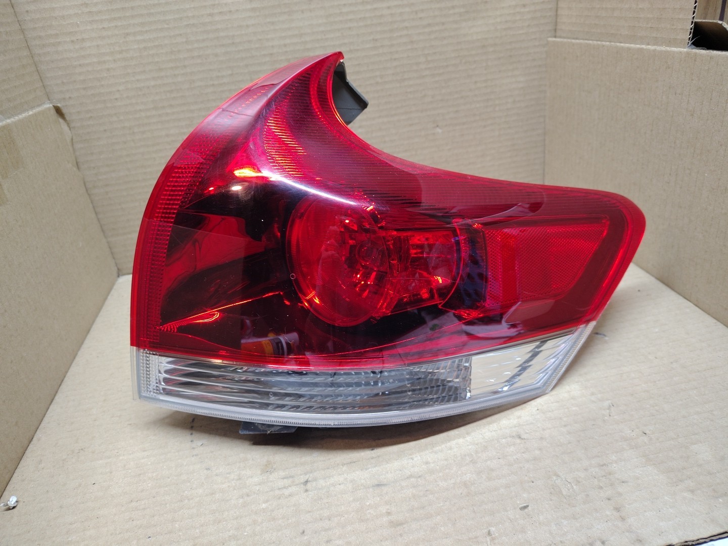 2013-16 Toyota Venza Tail Light Lamp Outer Right Passenger OEM Grade B 2013-16 Toyota Venza Tail Light Lamp Outer Right Passenger OEM Grade B