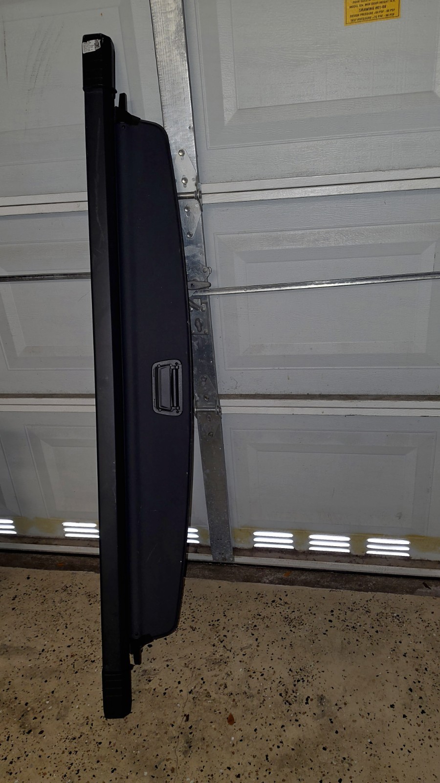 A genuine OEM 2022 Volkswagen Atlas retractable cargo cover A genuine OEM 2022 Volkswagen Atlas retractable cargo cover