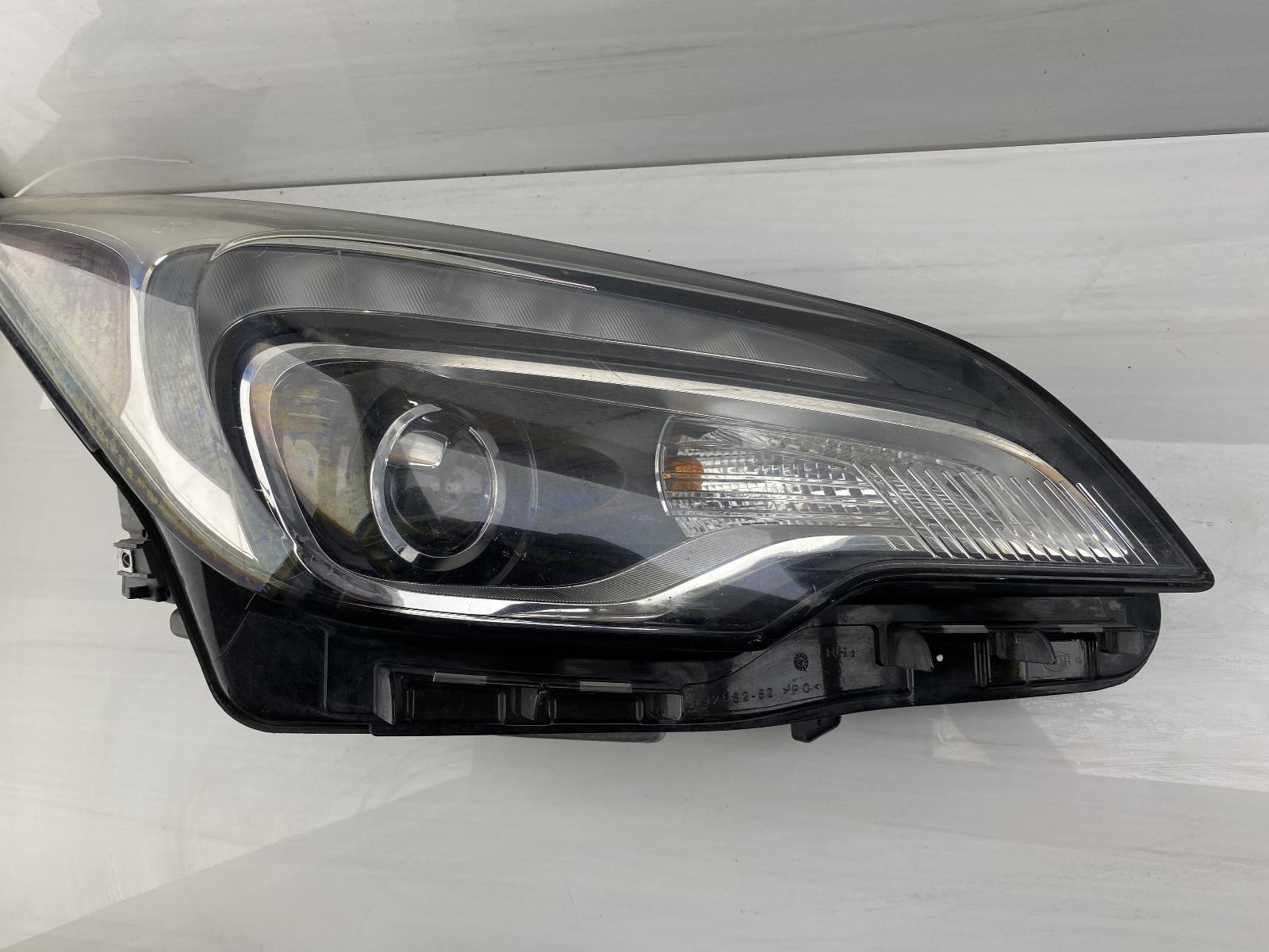 Used Right Headlight Assembly fits: 2020 Buick Envision xenon HID headlamps Righ Used Right Headlight Assembly fits: 2020 Buick Envision xenon HID headlamps Righ