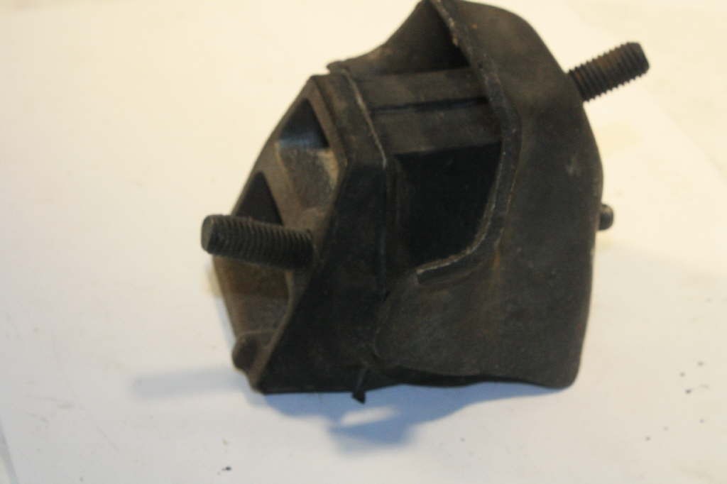 Left Engine Mount for OPEL 1900 & Manta   8967849  104-0674  1971-1973  NOS