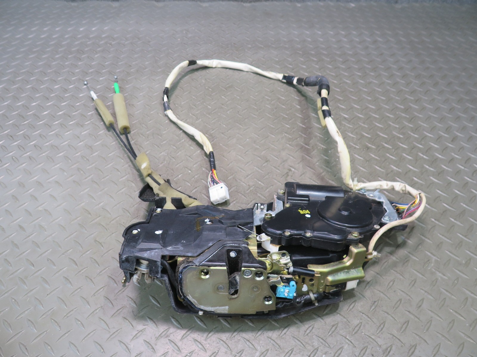 02-06 LEXUS UCF30L LS430 FRONT LEFT DOOR LOCK LATCH ACTUATOR W SOFT CLOSE OEM