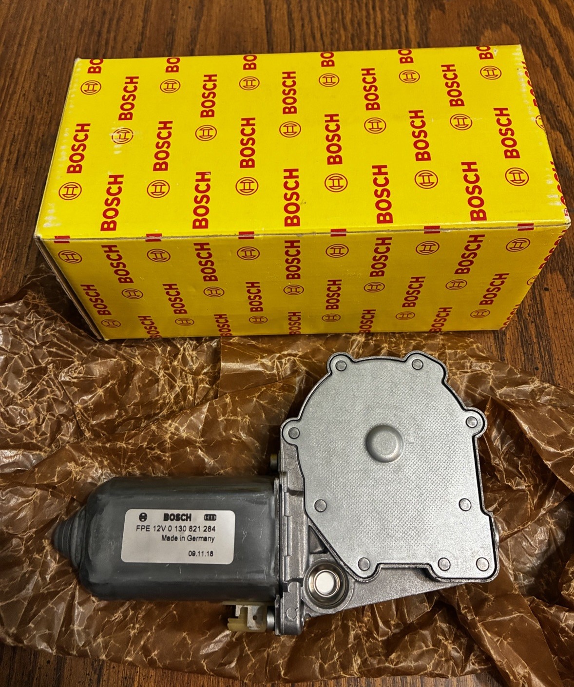 Nos Mercedes-Benz W124 300E 300TE left front window motor bosch 0 130 821 284 Nos Mercedes-Benz W124 300E 300TE left front window motor bosch 0 130 821 284