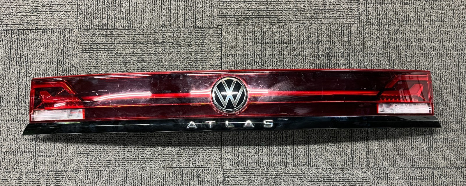 OEM | 2024 - 2026 Volkswagen Atlas Cross Sport Center Liftgate LED Tail Light OEM | 2024 - 2026 Volkswagen Atlas Cross Sport Center Liftgate LED Tail Light