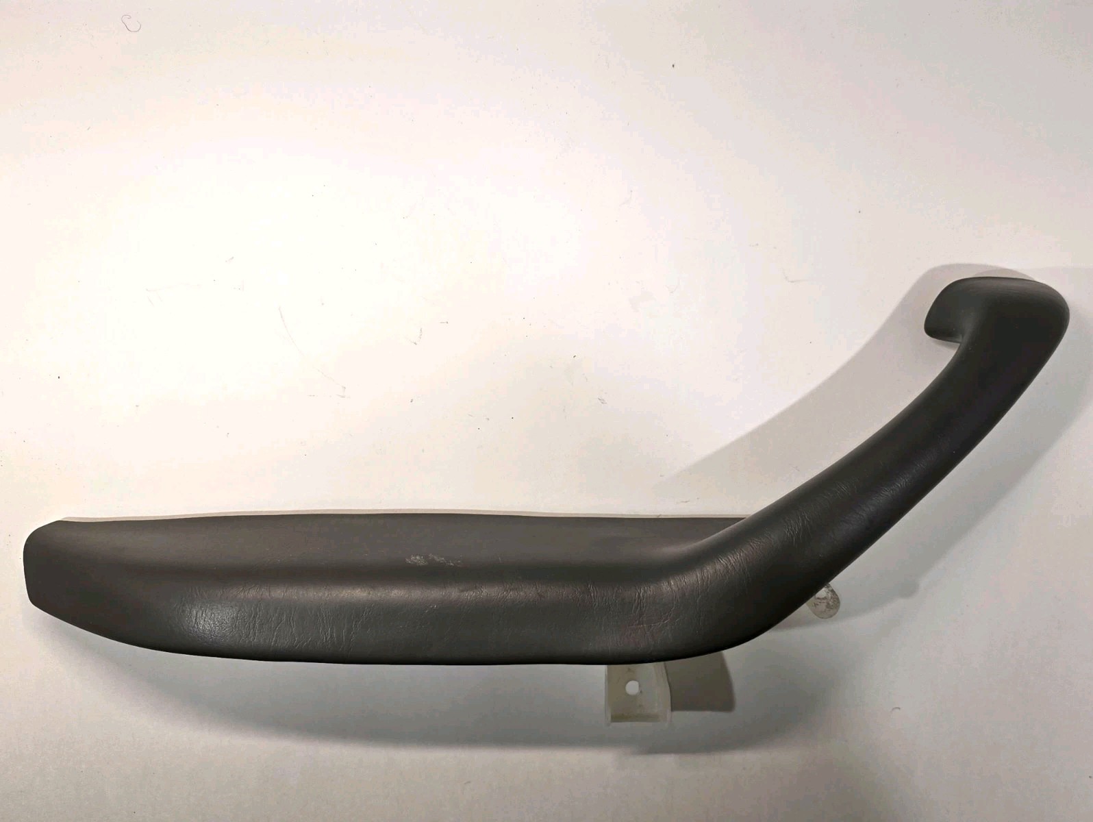 01-07 Toyota Sequoia Driver Left Rear Door Arm Rest/ Grabbed Color Gray 01-07 Toyota Sequoia Driver Left Rear Door Arm Rest/ Grabbed Color Gray