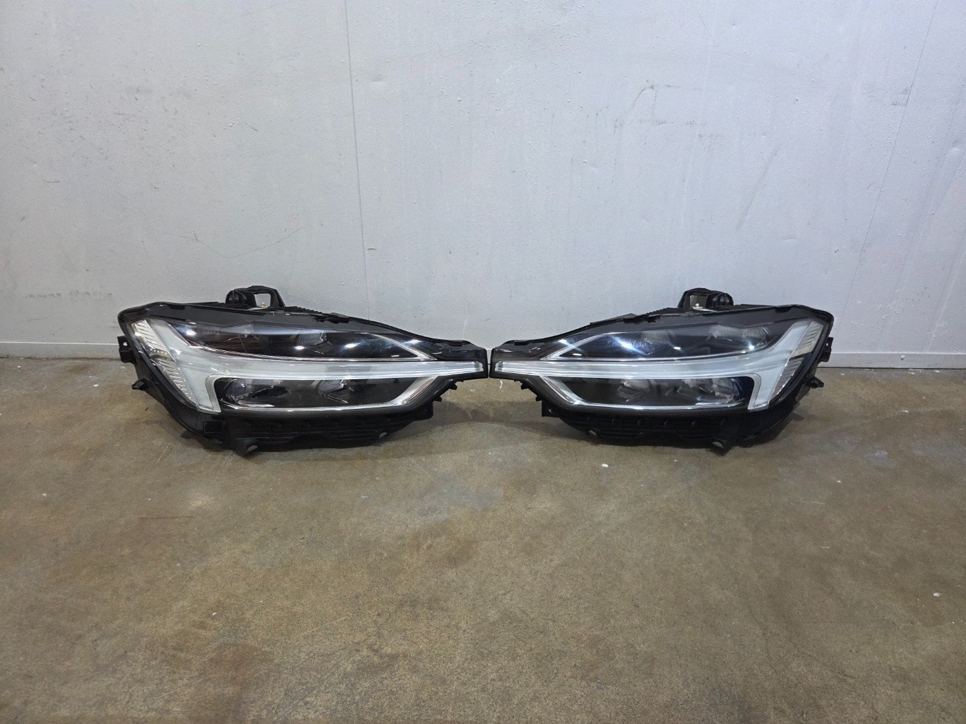 2018 - 2025 Volvo XC60 LED RIGHT LEFT PAIR OEM HEADLIGHT 32133548 32133549