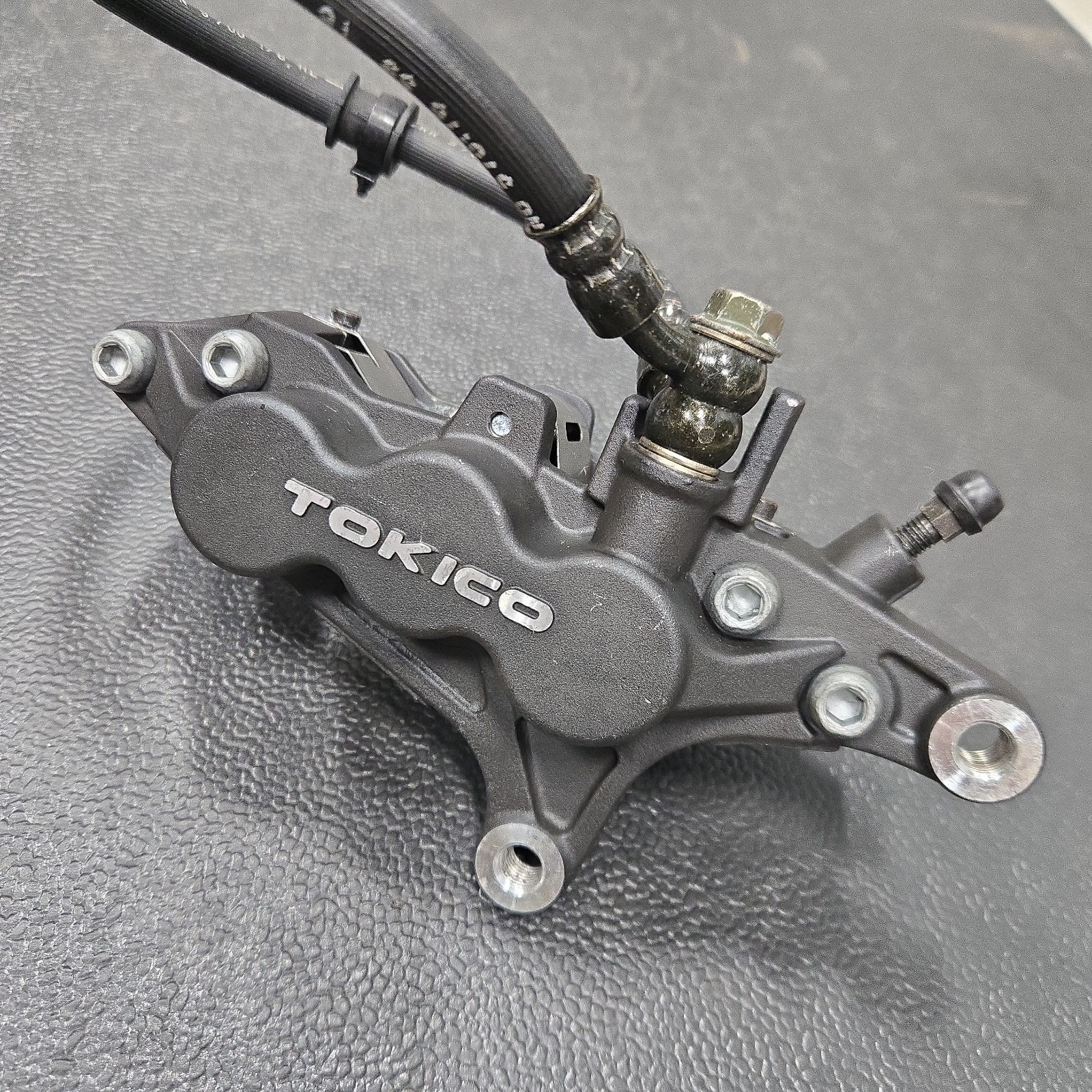 1999-2007 Suzuki Hayabusa GSX1300R OEM Front Right Brake Caliper 59100-33E11-999 1999-2007 Suzuki Hayabusa GSX1300R OEM Front Right Brake Caliper 59100-33E11-999