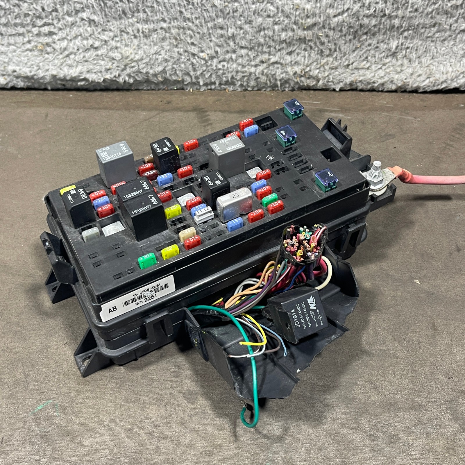 2008-2011 BUICK LUCERNE CADILLAC DTS REAR FUSE BOX UNDER SEAT 13712251